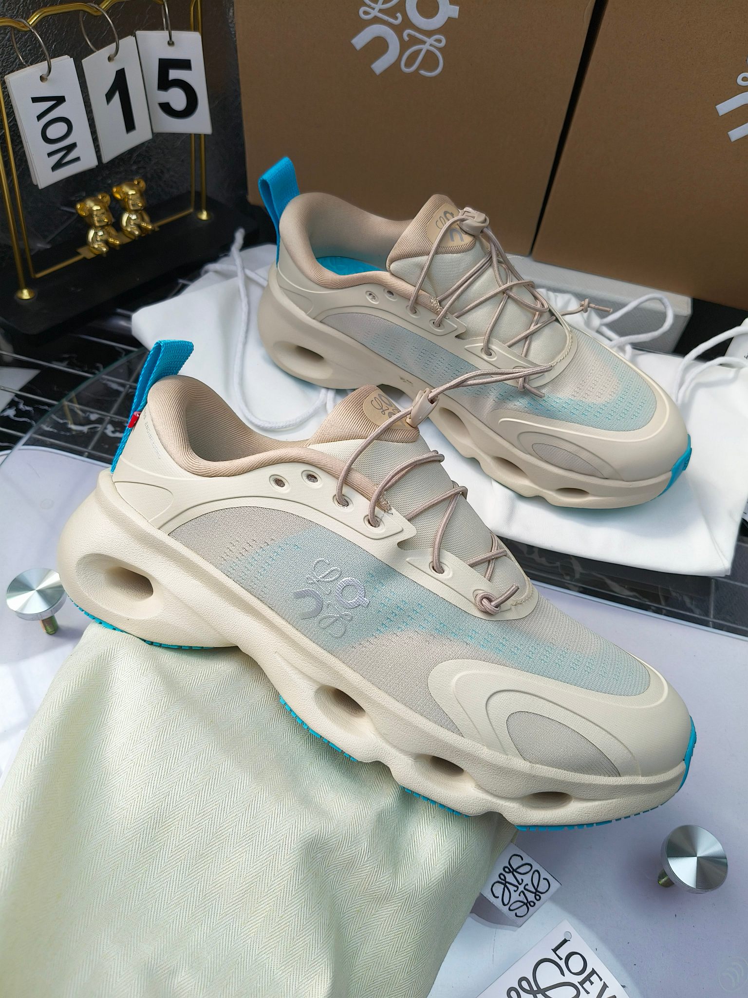 On X LOEWE
 第八季联名来袭，彩色昂跑活力再现，最新热门款💎
官方：昂跑联名情侣款 跑鞋
出240
   罗意威 xon 昂跑全新合作系列 时尚，品牌与瑞士高性能运动品牌on携手打造的此系列作品专为城市与户外生活而设，充分彰显蕴含可持续理念的科技品质。
由再生聚酯纤维和网眼布制成，采用独家橡胶鞋底，鞋侧印有loewe罗意威经典logo，饰有全覆盖贴缝细节。此次合作，将on昂跑专业技术和loewe罗意威的精湛工艺结合，运用在的制作和设计中，专为城市生活和户外运动打造。
码数：36-46（女41.男38.45.46定做）