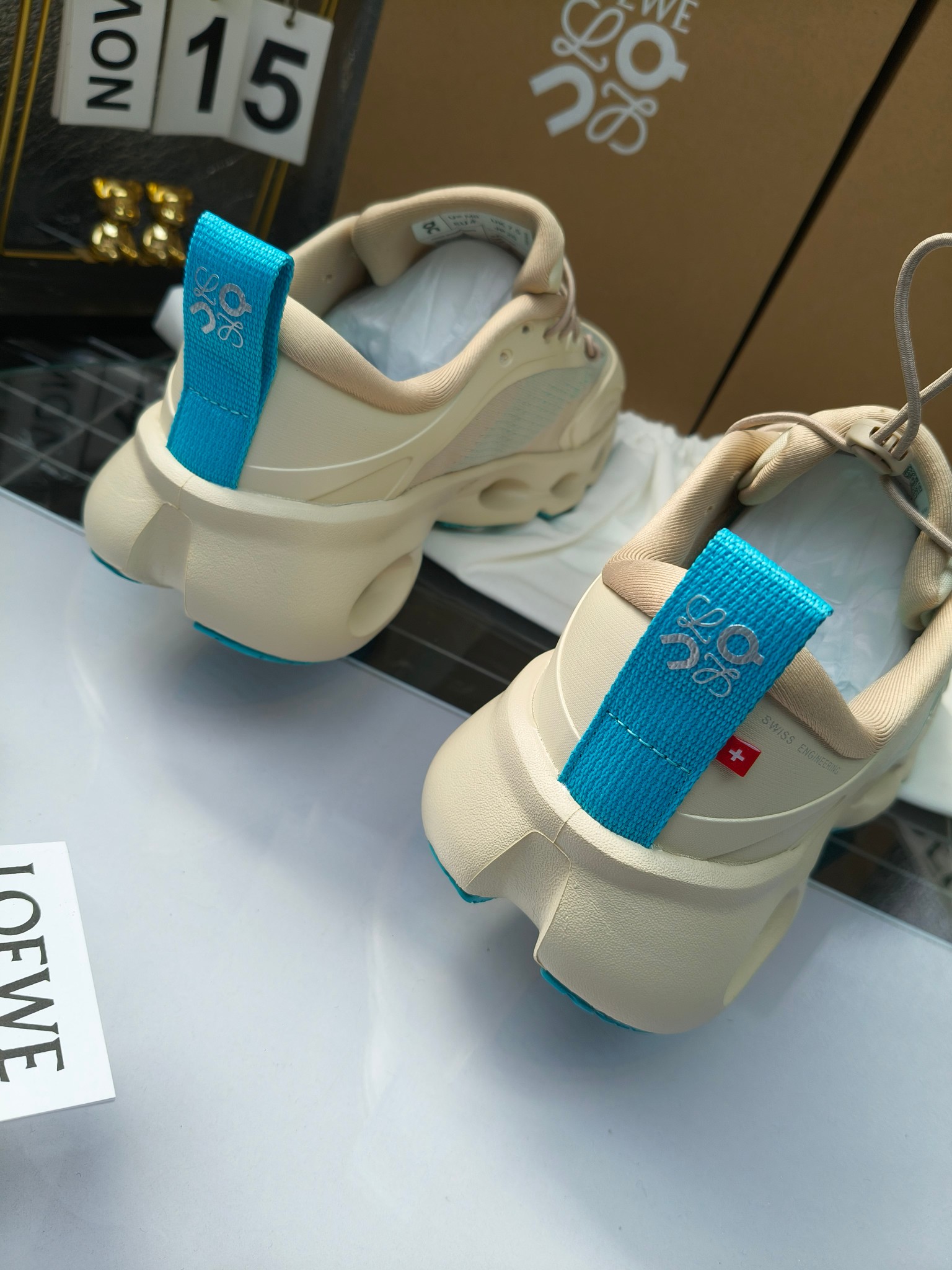 On X LOEWE
 第八季联名来袭，彩色昂跑活力再现，最新热门款💎
官方：昂跑联名情侣款 跑鞋
出240
   罗意威 xon 昂跑全新合作系列 时尚，品牌与瑞士高性能运动品牌on携手打造的此系列作品专为城市与户外生活而设，充分彰显蕴含可持续理念的科技品质。
由再生聚酯纤维和网眼布制成，采用独家橡胶鞋底，鞋侧印有loewe罗意威经典logo，饰有全覆盖贴缝细节。此次合作，将on昂跑专业技术和loewe罗意威的精湛工艺结合，运用在的制作和设计中，专为城市生活和户外运动打造。
码数：36-46（女41.男38.45.46定做）