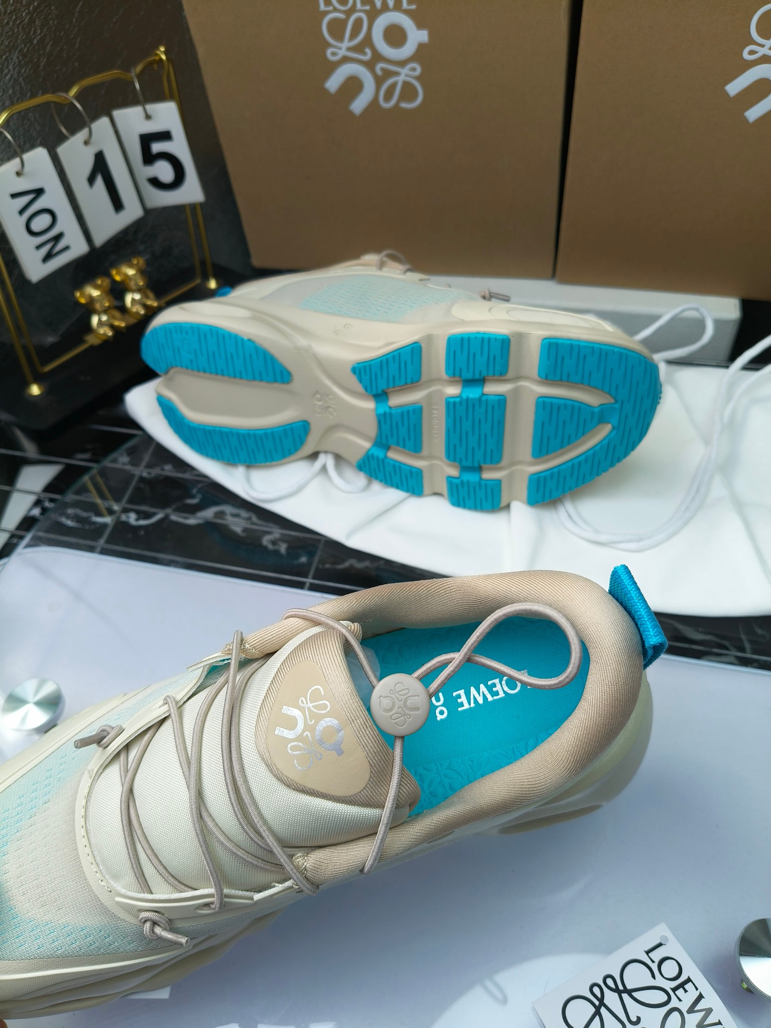 On X LOEWE
 第八季联名来袭，彩色昂跑活力再现，最新热门款💎
官方：昂跑联名情侣款 跑鞋
出240
   罗意威 xon 昂跑全新合作系列 时尚，品牌与瑞士高性能运动品牌on携手打造的此系列作品专为城市与户外生活而设，充分彰显蕴含可持续理念的科技品质。
由再生聚酯纤维和网眼布制成，采用独家橡胶鞋底，鞋侧印有loewe罗意威经典logo，饰有全覆盖贴缝细节。此次合作，将on昂跑专业技术和loewe罗意威的精湛工艺结合，运用在的制作和设计中，专为城市生活和户外运动打造。
码数：36-46（女41.男38.45.46定做）