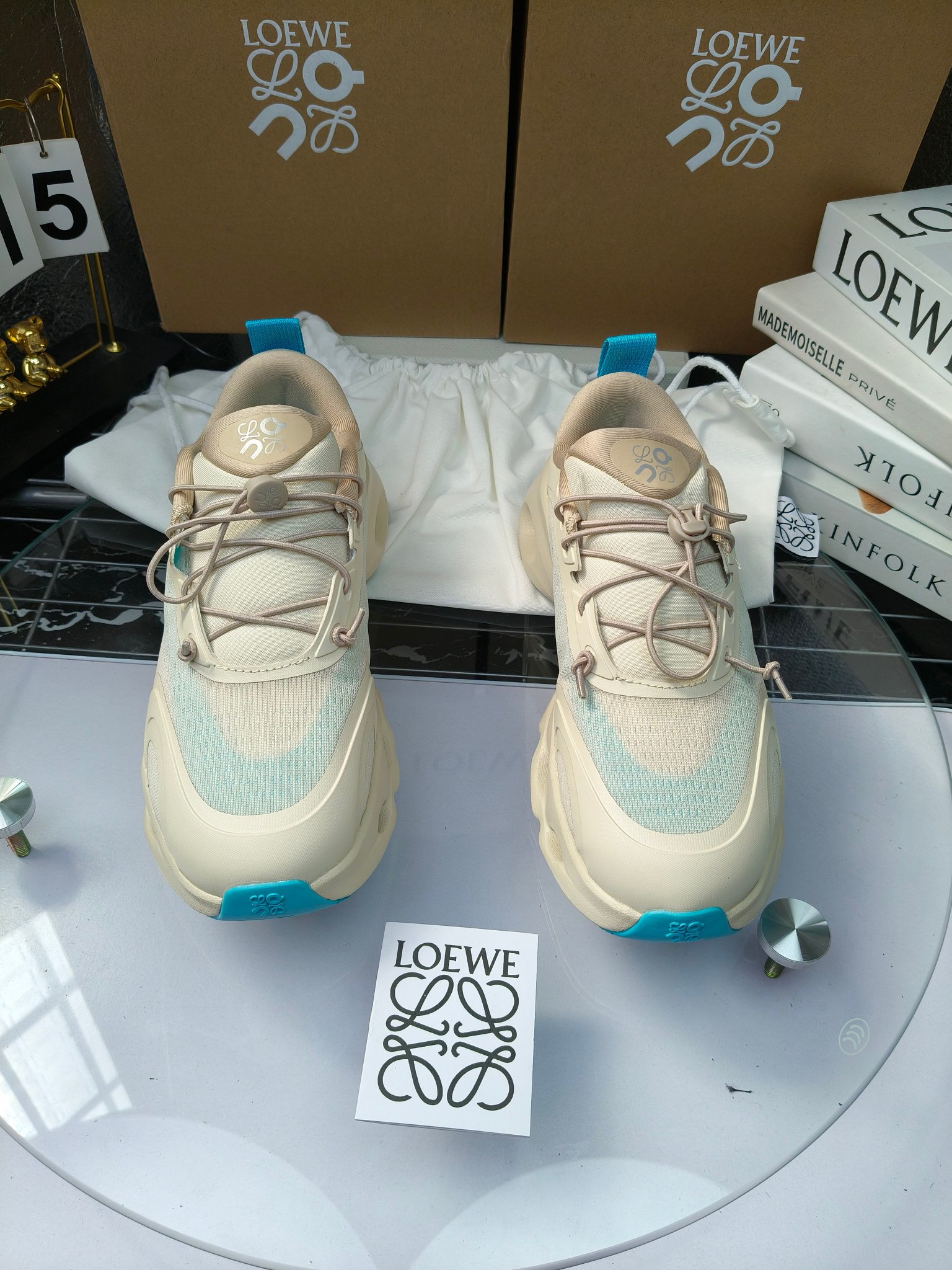 On X LOEWE
 第八季联名来袭，彩色昂跑活力再现，最新热门款💎
官方：昂跑联名情侣款 跑鞋
出240
   罗意威 xon 昂跑全新合作系列 时尚，品牌与瑞士高性能运动品牌on携手打造的此系列作品专为城市与户外生活而设，充分彰显蕴含可持续理念的科技品质。
由再生聚酯纤维和网眼布制成，采用独家橡胶鞋底，鞋侧印有loewe罗意威经典logo，饰有全覆盖贴缝细节。此次合作，将on昂跑专业技术和loewe罗意威的精湛工艺结合，运用在的制作和设计中，专为城市生活和户外运动打造。
码数：36-46（女41.男38.45.46定做）