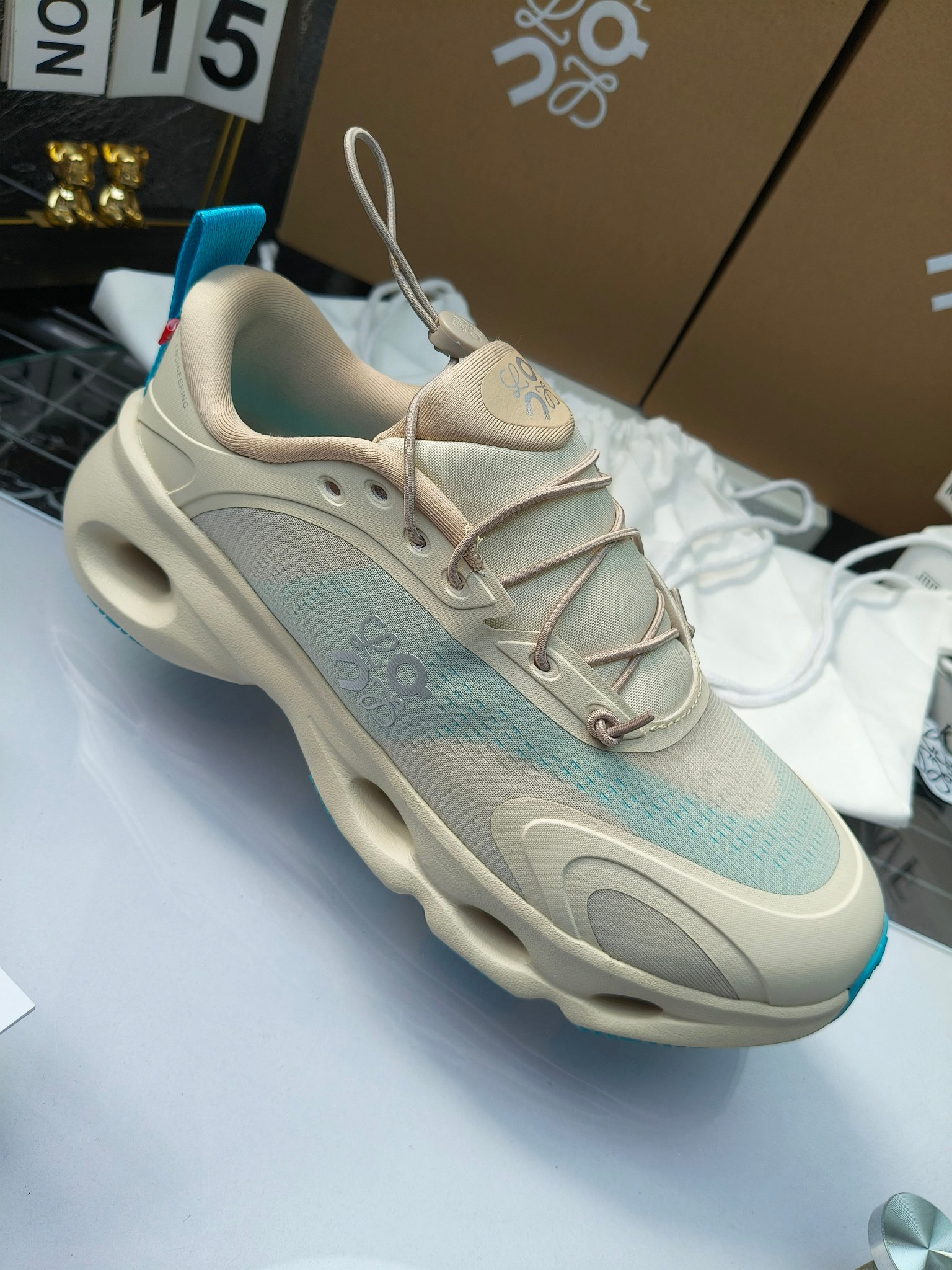 On X LOEWE
 第八季联名来袭，彩色昂跑活力再现，最新热门款💎
官方：昂跑联名情侣款 跑鞋
出240
   罗意威 xon 昂跑全新合作系列 时尚，品牌与瑞士高性能运动品牌on携手打造的此系列作品专为城市与户外生活而设，充分彰显蕴含可持续理念的科技品质。
由再生聚酯纤维和网眼布制成，采用独家橡胶鞋底，鞋侧印有loewe罗意威经典logo，饰有全覆盖贴缝细节。此次合作，将on昂跑专业技术和loewe罗意威的精湛工艺结合，运用在的制作和设计中，专为城市生活和户外运动打造。
码数：36-46（女41.男38.45.46定做）