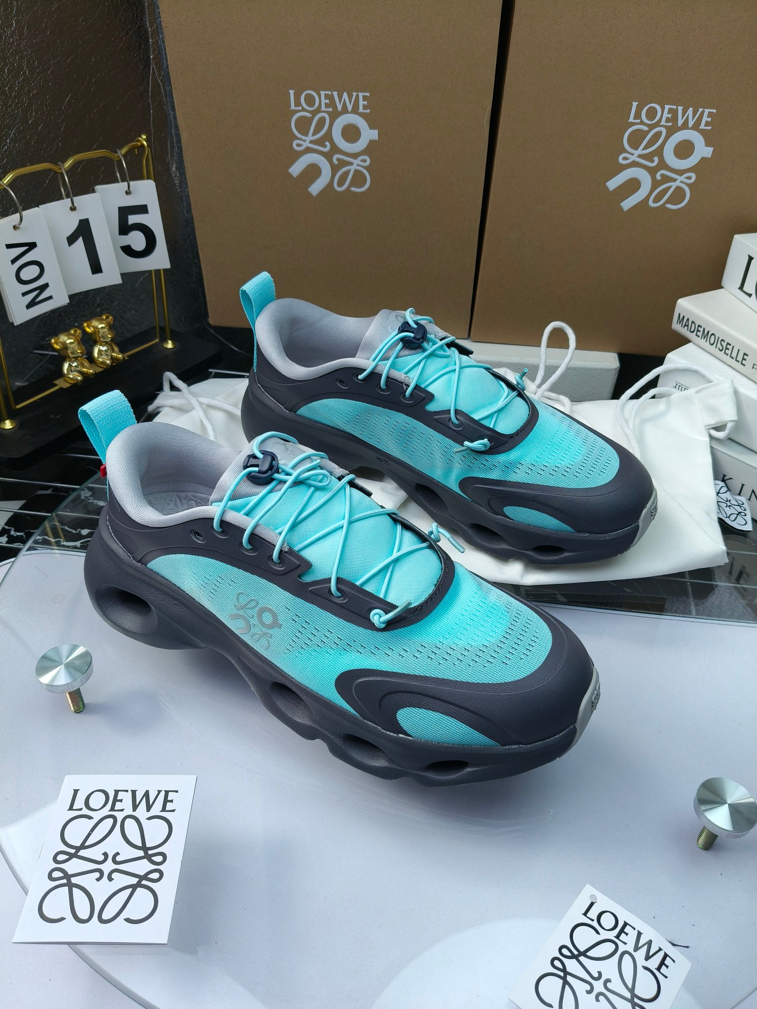 On X LOEWE
 第八季联名来袭，彩色昂跑活力再现，最新热门款💎
官方：昂跑联名情侣款 跑鞋
出240
   罗意威 xon 昂跑全新合作系列 时尚，品牌与瑞士高性能运动品牌on携手打造的此系列作品专为城市与户外生活而设，充分彰显蕴含可持续理念的科技品质。
由再生聚酯纤维和网眼布制成，采用独家橡胶鞋底，鞋侧印有loewe罗意威经典logo，饰有全覆盖贴缝细节。此次合作，将on昂跑专业技术和loewe罗意威的精湛工艺结合，运用在的制作和设计中，专为城市生活和户外运动打造。
码数：36-46（女41.男38.45.46定做）