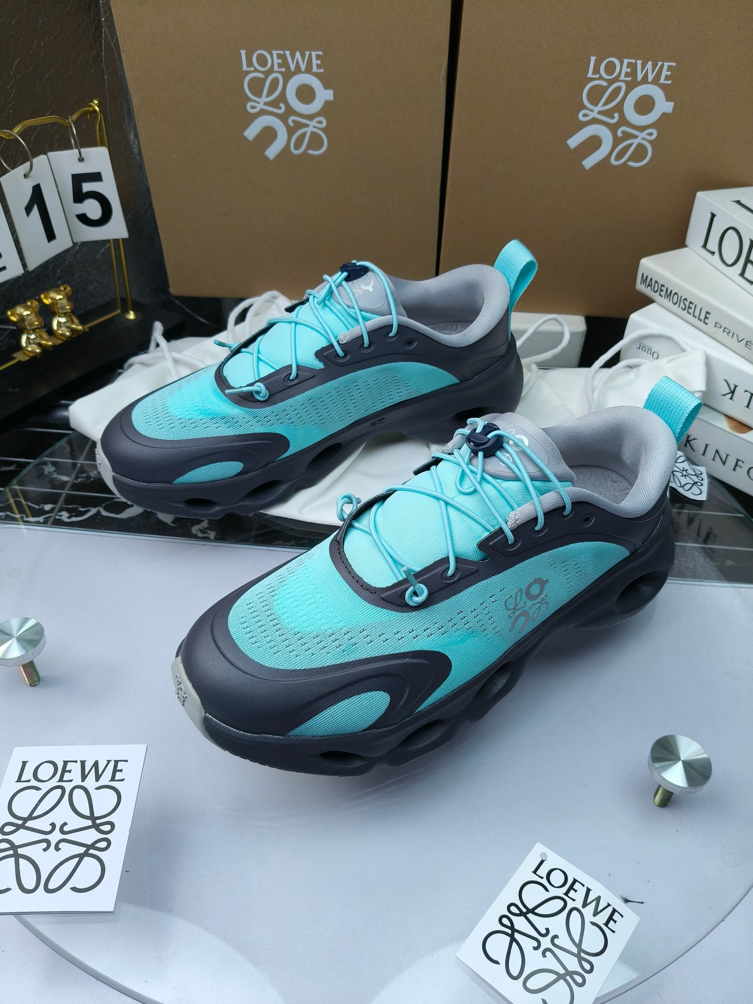 On X LOEWE
 第八季联名来袭，彩色昂跑活力再现，最新热门款💎
官方：昂跑联名情侣款 跑鞋
出240
   罗意威 xon 昂跑全新合作系列 时尚，品牌与瑞士高性能运动品牌on携手打造的此系列作品专为城市与户外生活而设，充分彰显蕴含可持续理念的科技品质。
由再生聚酯纤维和网眼布制成，采用独家橡胶鞋底，鞋侧印有loewe罗意威经典logo，饰有全覆盖贴缝细节。此次合作，将on昂跑专业技术和loewe罗意威的精湛工艺结合，运用在的制作和设计中，专为城市生活和户外运动打造。
码数：36-46（女41.男38.45.46定做）