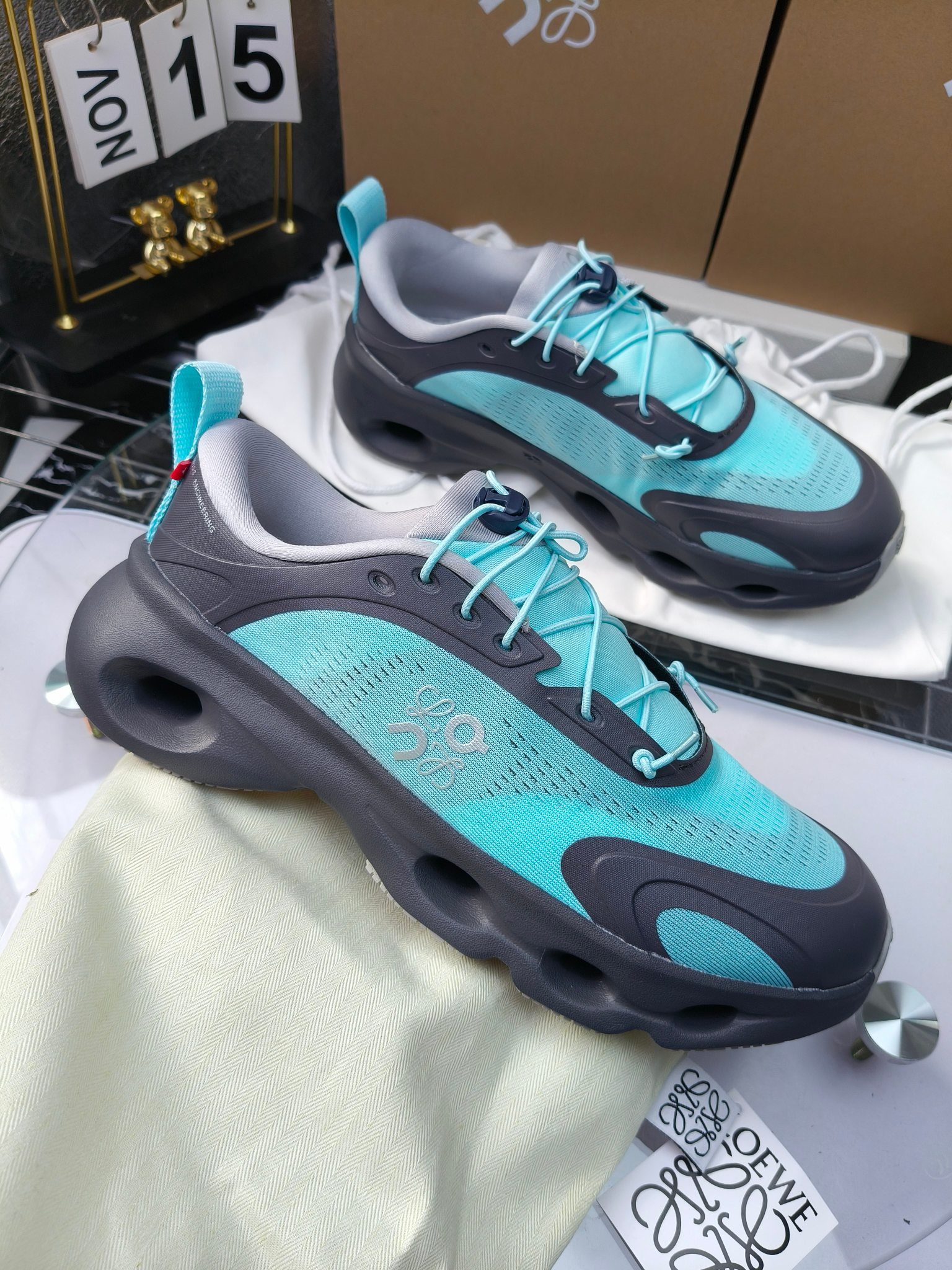 On X LOEWE
 第八季联名来袭，彩色昂跑活力再现，最新热门款💎
官方：昂跑联名情侣款 跑鞋
出240
   罗意威 xon 昂跑全新合作系列 时尚，品牌与瑞士高性能运动品牌on携手打造的此系列作品专为城市与户外生活而设，充分彰显蕴含可持续理念的科技品质。
由再生聚酯纤维和网眼布制成，采用独家橡胶鞋底，鞋侧印有loewe罗意威经典logo，饰有全覆盖贴缝细节。此次合作，将on昂跑专业技术和loewe罗意威的精湛工艺结合，运用在的制作和设计中，专为城市生活和户外运动打造。
码数：36-46（女41.男38.45.46定做）