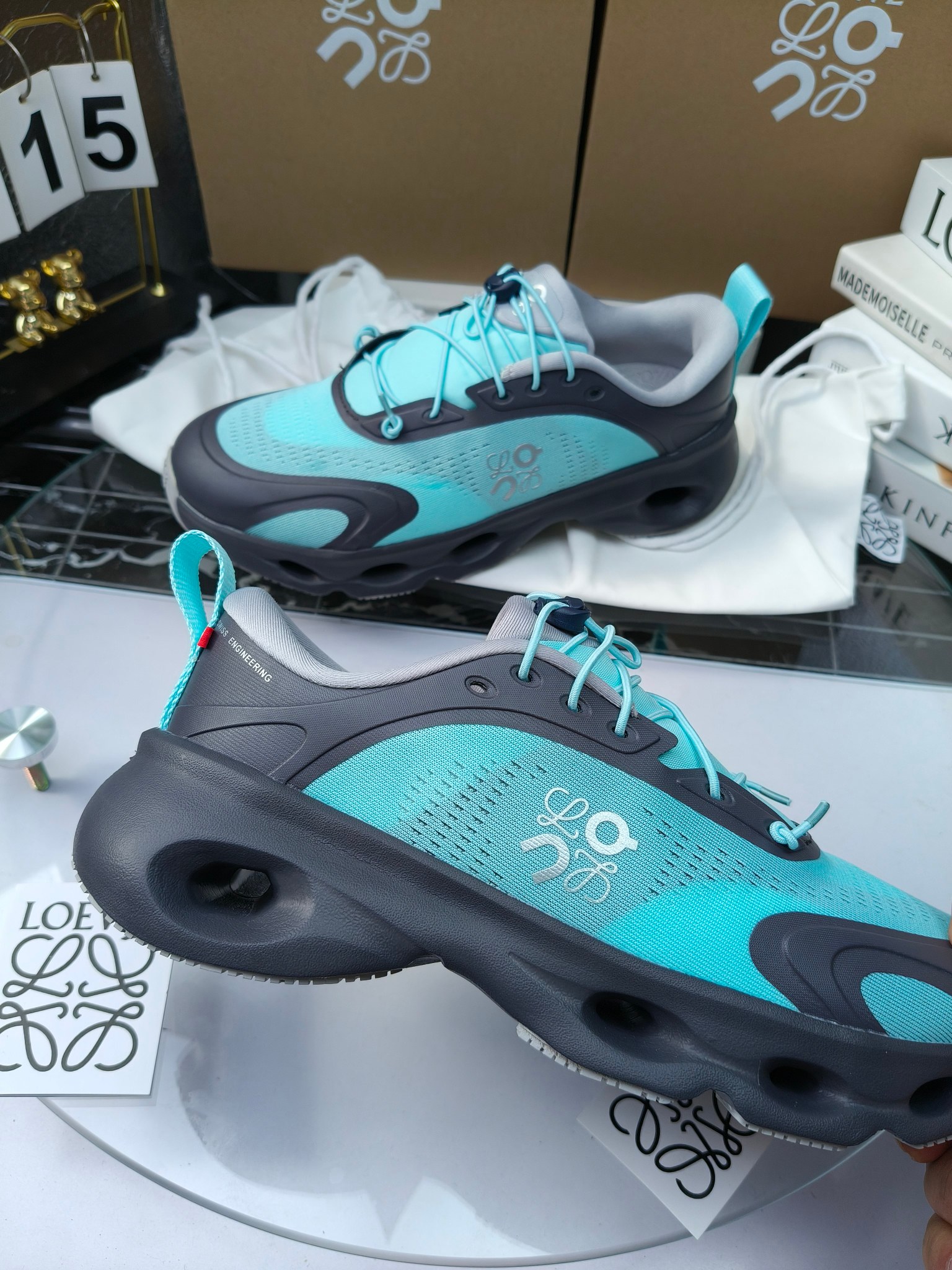 On X LOEWE
 第八季联名来袭，彩色昂跑活力再现，最新热门款💎
官方：昂跑联名情侣款 跑鞋
出240
   罗意威 xon 昂跑全新合作系列 时尚，品牌与瑞士高性能运动品牌on携手打造的此系列作品专为城市与户外生活而设，充分彰显蕴含可持续理念的科技品质。
由再生聚酯纤维和网眼布制成，采用独家橡胶鞋底，鞋侧印有loewe罗意威经典logo，饰有全覆盖贴缝细节。此次合作，将on昂跑专业技术和loewe罗意威的精湛工艺结合，运用在的制作和设计中，专为城市生活和户外运动打造。
码数：36-46（女41.男38.45.46定做）