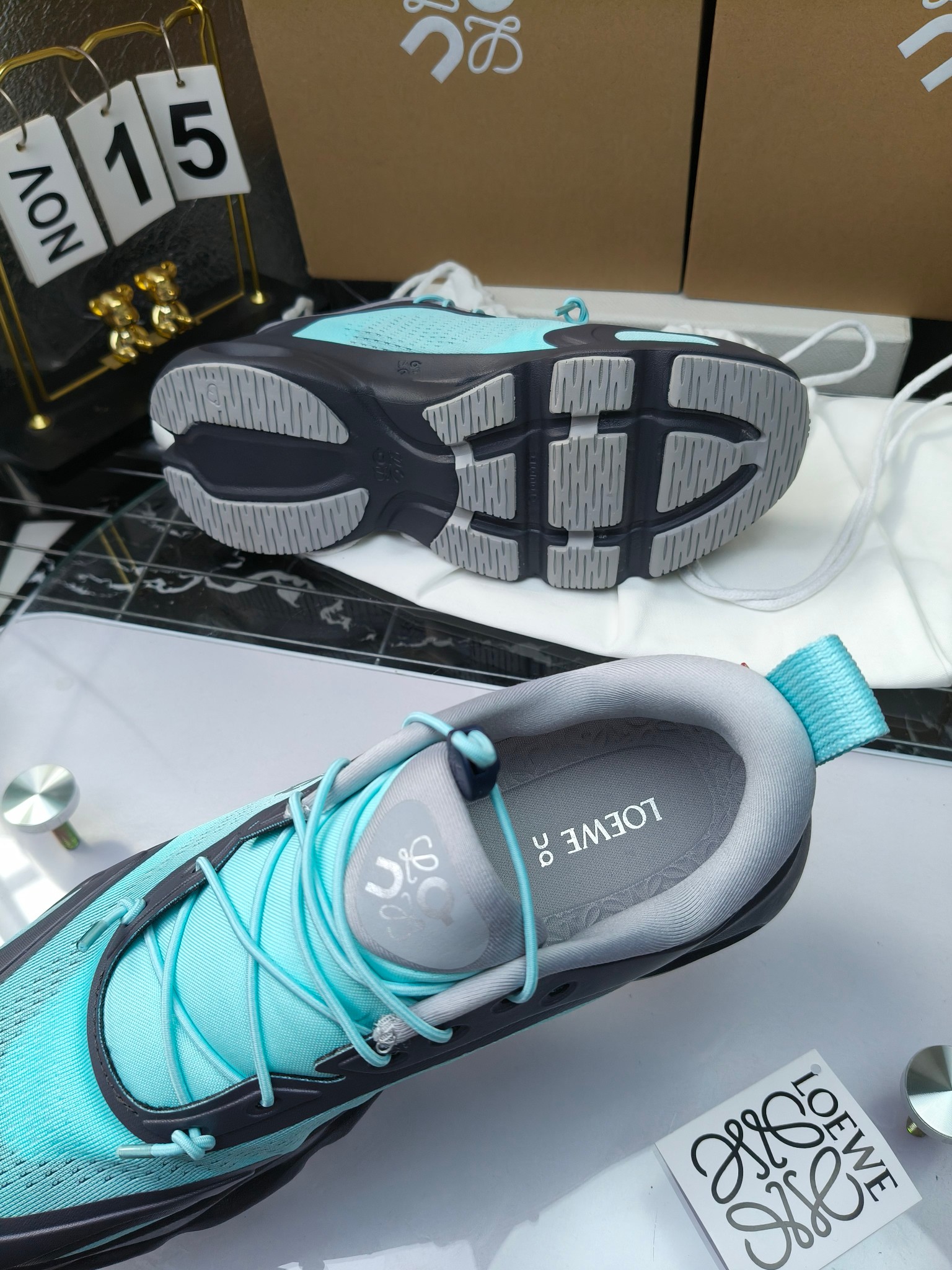 On X LOEWE
 第八季联名来袭，彩色昂跑活力再现，最新热门款💎
官方：昂跑联名情侣款 跑鞋
出240
   罗意威 xon 昂跑全新合作系列 时尚，品牌与瑞士高性能运动品牌on携手打造的此系列作品专为城市与户外生活而设，充分彰显蕴含可持续理念的科技品质。
由再生聚酯纤维和网眼布制成，采用独家橡胶鞋底，鞋侧印有loewe罗意威经典logo，饰有全覆盖贴缝细节。此次合作，将on昂跑专业技术和loewe罗意威的精湛工艺结合，运用在的制作和设计中，专为城市生活和户外运动打造。
码数：36-46（女41.男38.45.46定做）