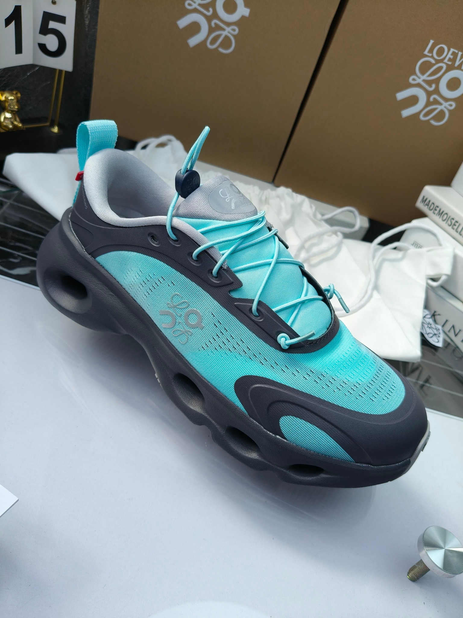 On X LOEWE
 第八季联名来袭，彩色昂跑活力再现，最新热门款💎
官方：昂跑联名情侣款 跑鞋
出240
   罗意威 xon 昂跑全新合作系列 时尚，品牌与瑞士高性能运动品牌on携手打造的此系列作品专为城市与户外生活而设，充分彰显蕴含可持续理念的科技品质。
由再生聚酯纤维和网眼布制成，采用独家橡胶鞋底，鞋侧印有loewe罗意威经典logo，饰有全覆盖贴缝细节。此次合作，将on昂跑专业技术和loewe罗意威的精湛工艺结合，运用在的制作和设计中，专为城市生活和户外运动打造。
码数：36-46（女41.男38.45.46定做）