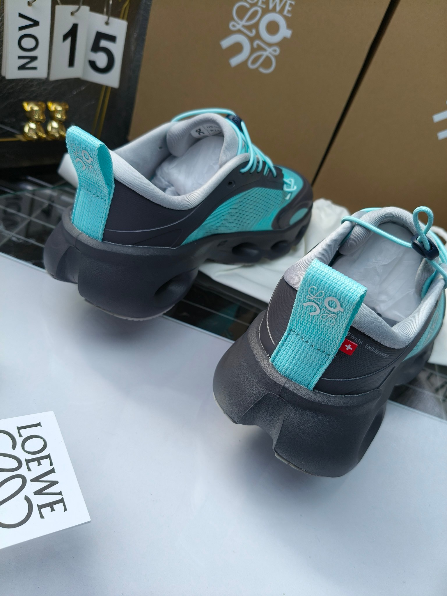 On X LOEWE
 第八季联名来袭，彩色昂跑活力再现，最新热门款💎
官方：昂跑联名情侣款 跑鞋
出240
   罗意威 xon 昂跑全新合作系列 时尚，品牌与瑞士高性能运动品牌on携手打造的此系列作品专为城市与户外生活而设，充分彰显蕴含可持续理念的科技品质。
由再生聚酯纤维和网眼布制成，采用独家橡胶鞋底，鞋侧印有loewe罗意威经典logo，饰有全覆盖贴缝细节。此次合作，将on昂跑专业技术和loewe罗意威的精湛工艺结合，运用在的制作和设计中，专为城市生活和户外运动打造。
码数：36-46（女41.男38.45.46定做）