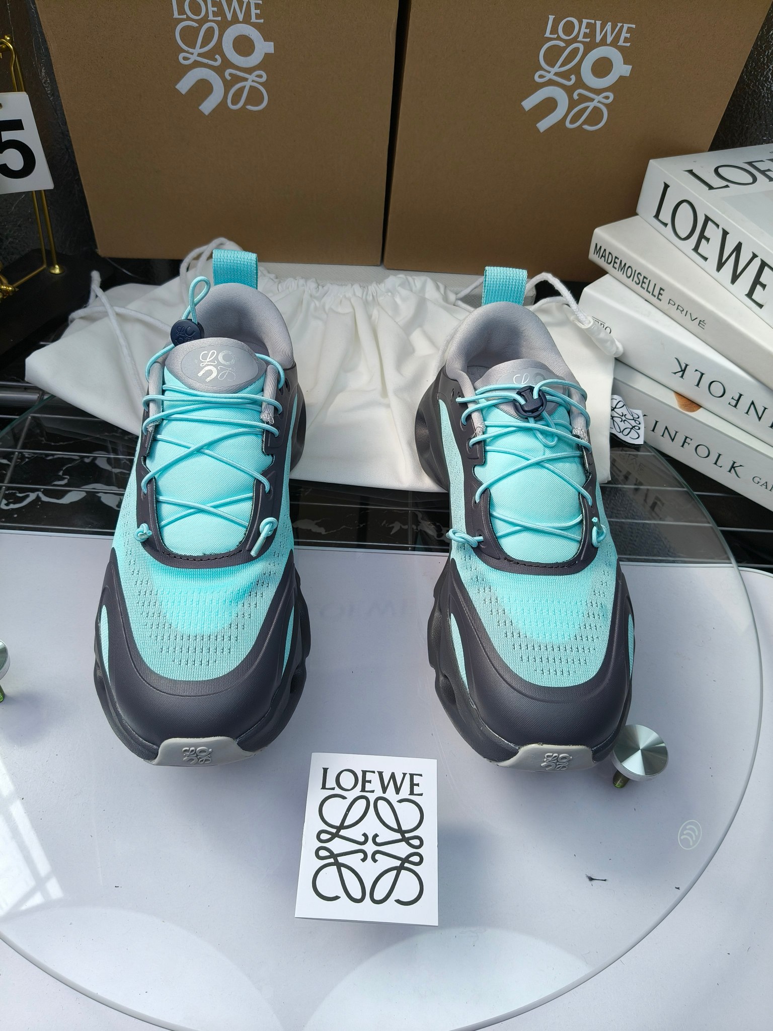 On X LOEWE
 第八季联名来袭，彩色昂跑活力再现，最新热门款💎
官方：昂跑联名情侣款 跑鞋
出240
   罗意威 xon 昂跑全新合作系列 时尚，品牌与瑞士高性能运动品牌on携手打造的此系列作品专为城市与户外生活而设，充分彰显蕴含可持续理念的科技品质。
由再生聚酯纤维和网眼布制成，采用独家橡胶鞋底，鞋侧印有loewe罗意威经典logo，饰有全覆盖贴缝细节。此次合作，将on昂跑专业技术和loewe罗意威的精湛工艺结合，运用在的制作和设计中，专为城市生活和户外运动打造。
码数：36-46（女41.男38.45.46定做）