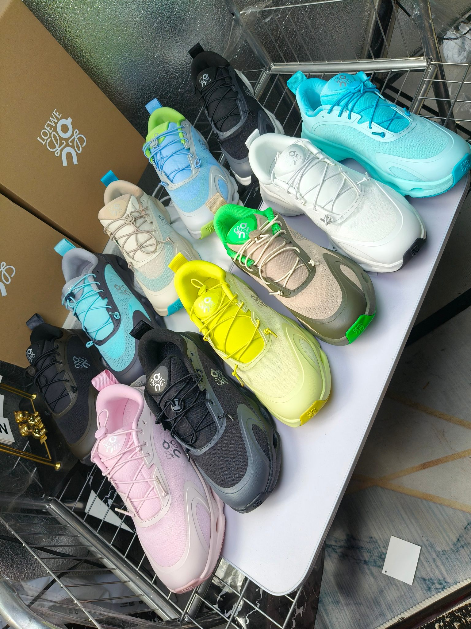 On X LOEWE
 第八季联名来袭，彩色昂跑活力再现，最新热门款💎
官方：昂跑联名情侣款 跑鞋
出240
   罗意威 xon 昂跑全新合作系列 时尚，品牌与瑞士高性能运动品牌on携手打造的此系列作品专为城市与户外生活而设，充分彰显蕴含可持续理念的科技品质。
由再生聚酯纤维和网眼布制成，采用独家橡胶鞋底，鞋侧印有loewe罗意威经典logo，饰有全覆盖贴缝细节。此次合作，将on昂跑专业技术和loewe罗意威的精湛工艺结合，运用在的制作和设计中，专为城市生活和户外运动打造。
码数：36-46（女41.男38.45.46定做）