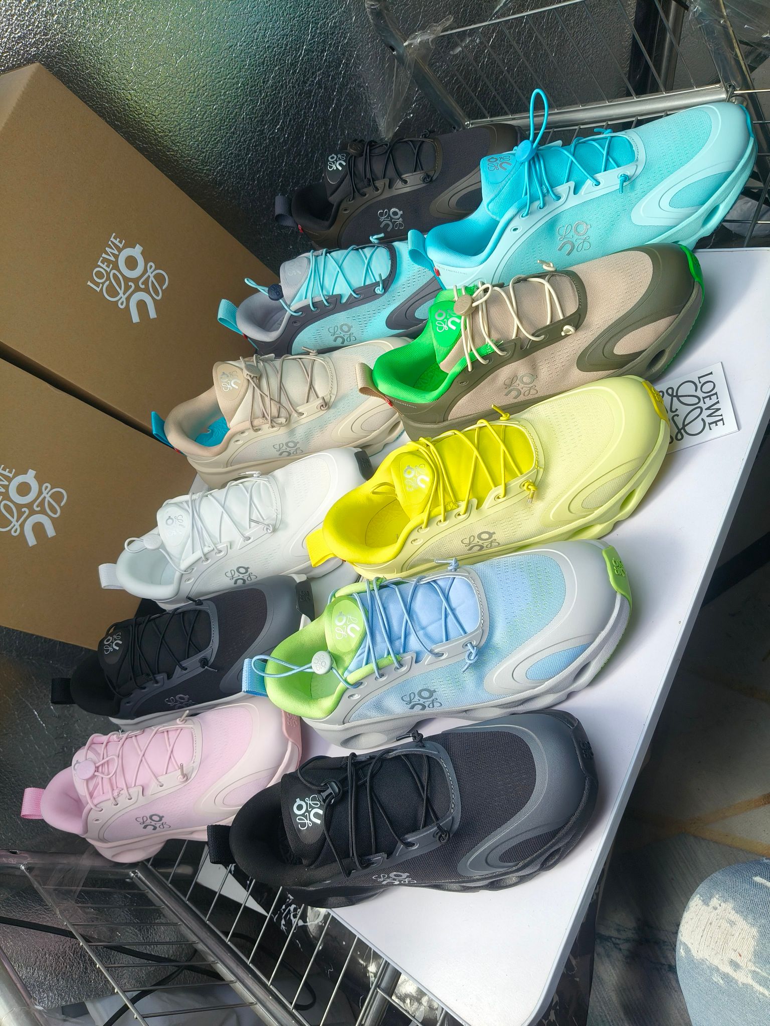 On X LOEWE
 第八季联名来袭，彩色昂跑活力再现，最新热门款💎
官方：昂跑联名情侣款 跑鞋
出240
   罗意威 xon 昂跑全新合作系列 时尚，品牌与瑞士高性能运动品牌on携手打造的此系列作品专为城市与户外生活而设，充分彰显蕴含可持续理念的科技品质。
由再生聚酯纤维和网眼布制成，采用独家橡胶鞋底，鞋侧印有loewe罗意威经典logo，饰有全覆盖贴缝细节。此次合作，将on昂跑专业技术和loewe罗意威的精湛工艺结合，运用在的制作和设计中，专为城市生活和户外运动打造。
码数：36-46（女41.男38.45.46定做）