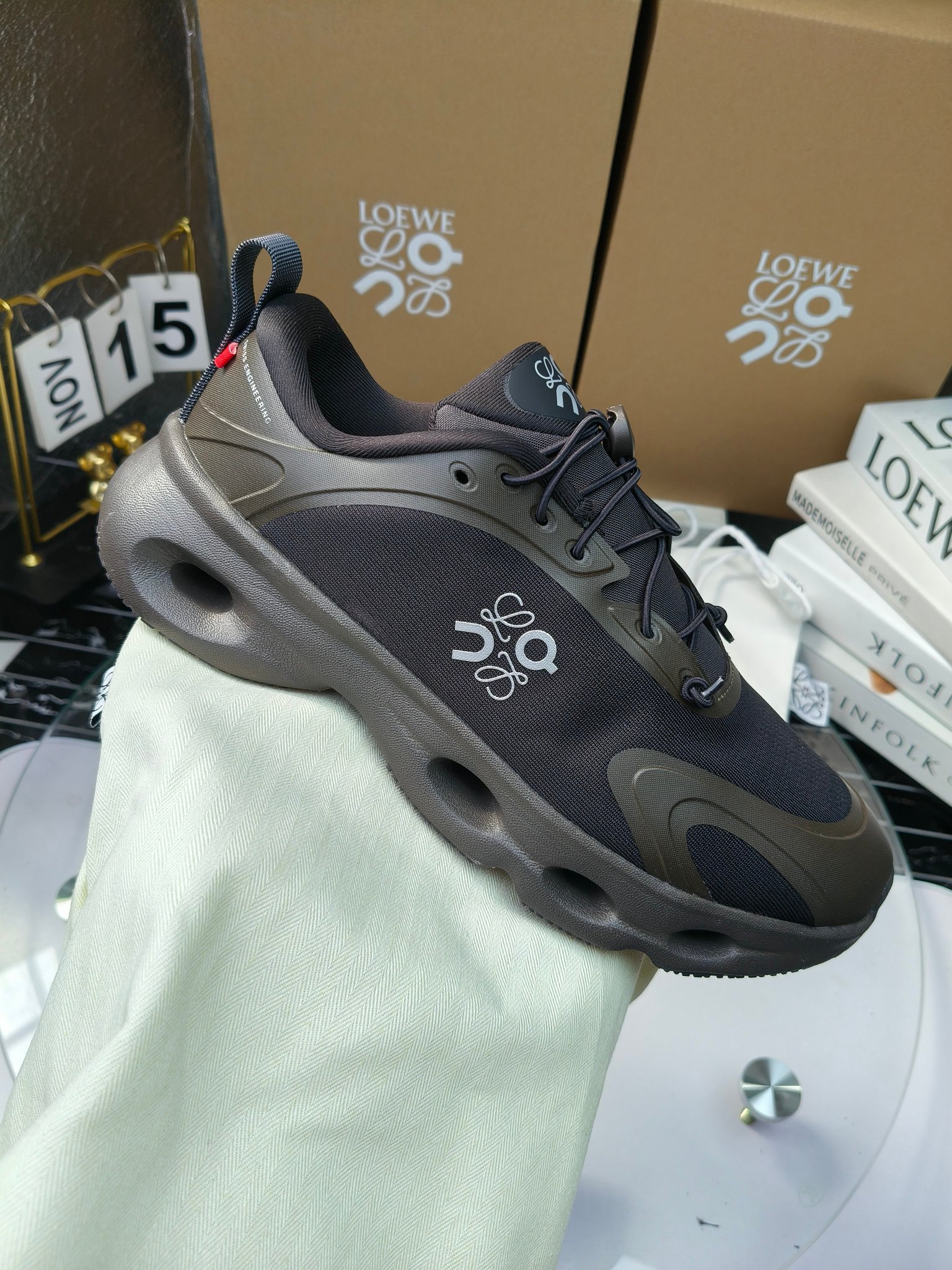 On X LOEWE
 第八季联名来袭，彩色昂跑活力再现，最新热门款💎
官方：昂跑联名情侣款 跑鞋
出240
   罗意威 xon 昂跑全新合作系列 时尚，品牌与瑞士高性能运动品牌on携手打造的此系列作品专为城市与户外生活而设，充分彰显蕴含可持续理念的科技品质。
由再生聚酯纤维和网眼布制成，采用独家橡胶鞋底，鞋侧印有loewe罗意威经典logo，饰有全覆盖贴缝细节。此次合作，将on昂跑专业技术和loewe罗意威的精湛工艺结合，运用在的制作和设计中，专为城市生活和户外运动打造。
码数：36-46（女41.男38.45.46定做）