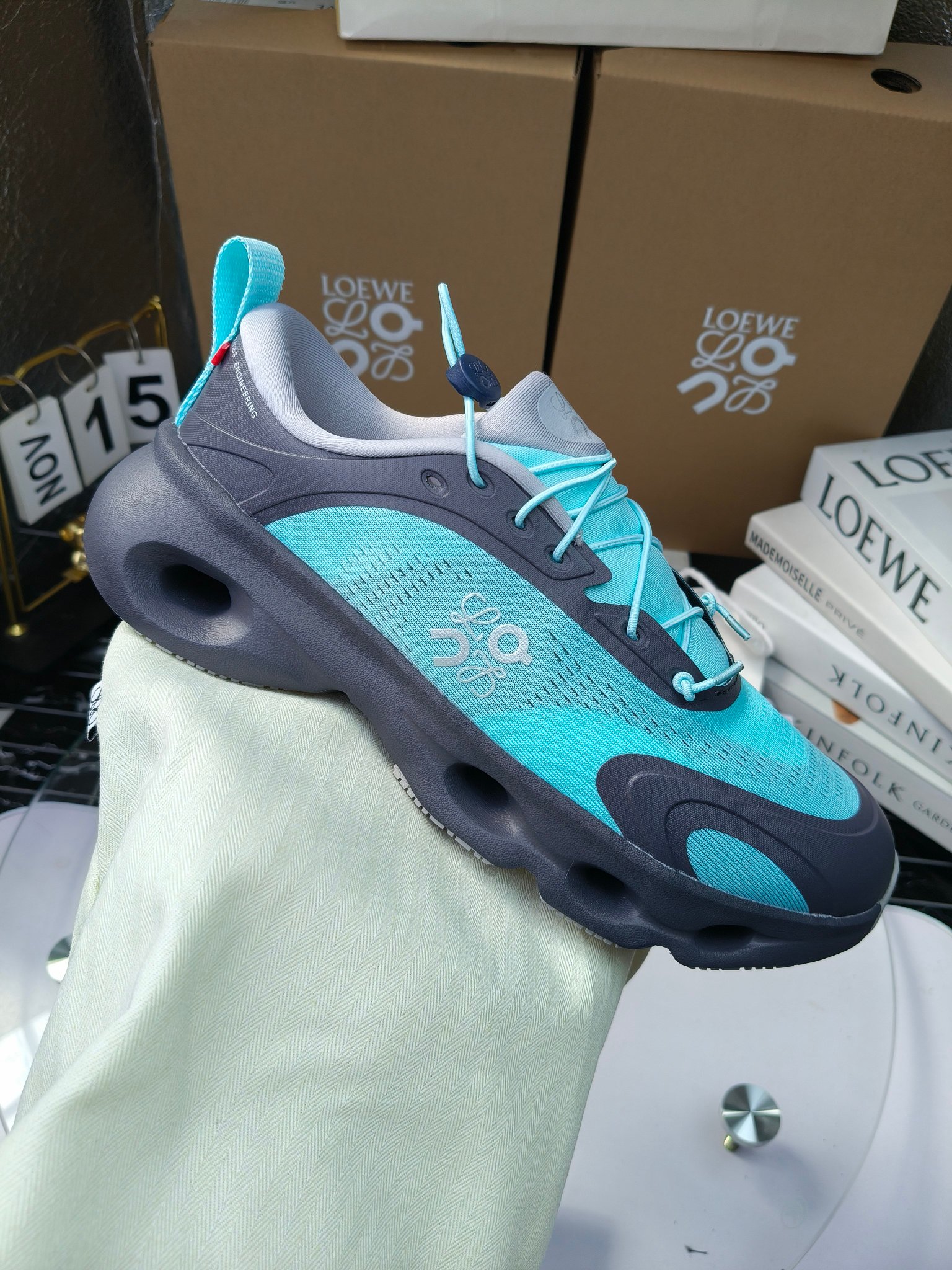 On X LOEWE
 第八季联名来袭，彩色昂跑活力再现，最新热门款💎
官方：昂跑联名情侣款 跑鞋
出240
   罗意威 xon 昂跑全新合作系列 时尚，品牌与瑞士高性能运动品牌on携手打造的此系列作品专为城市与户外生活而设，充分彰显蕴含可持续理念的科技品质。
由再生聚酯纤维和网眼布制成，采用独家橡胶鞋底，鞋侧印有loewe罗意威经典logo，饰有全覆盖贴缝细节。此次合作，将on昂跑专业技术和loewe罗意威的精湛工艺结合，运用在的制作和设计中，专为城市生活和户外运动打造。
码数：36-46（女41.男38.45.46定做）