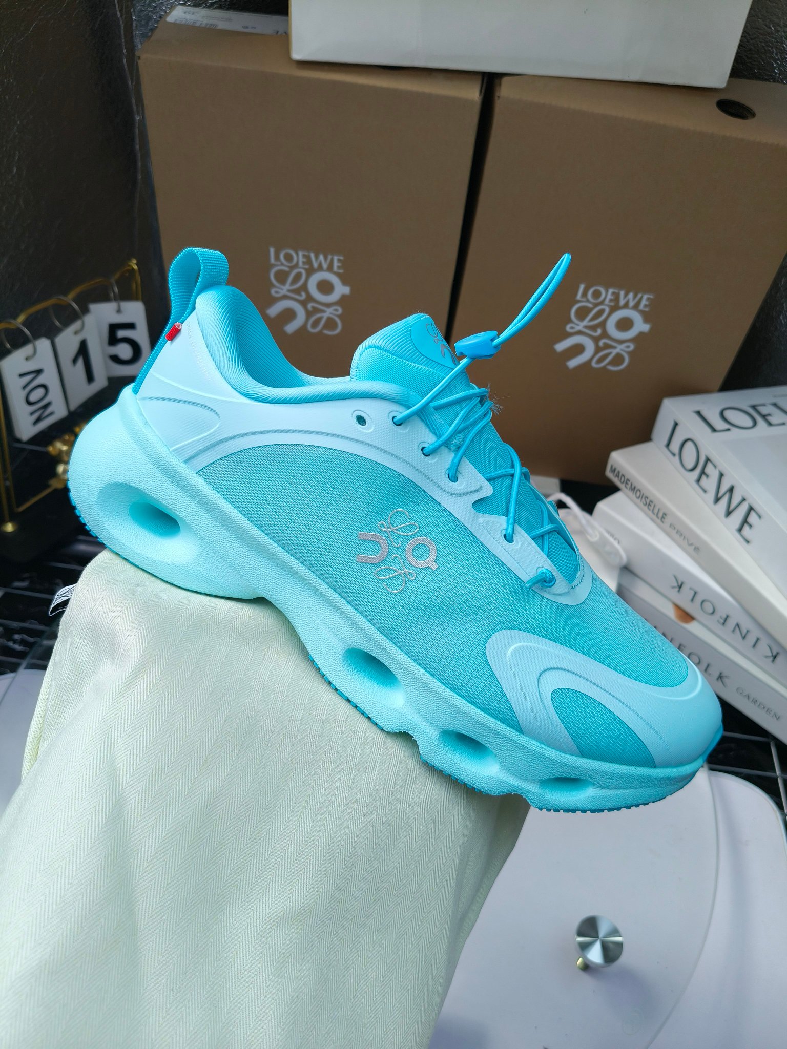 On X LOEWE
 第八季联名来袭，彩色昂跑活力再现，最新热门款💎
官方：昂跑联名情侣款 跑鞋
出240
   罗意威 xon 昂跑全新合作系列 时尚，品牌与瑞士高性能运动品牌on携手打造的此系列作品专为城市与户外生活而设，充分彰显蕴含可持续理念的科技品质。
由再生聚酯纤维和网眼布制成，采用独家橡胶鞋底，鞋侧印有loewe罗意威经典logo，饰有全覆盖贴缝细节。此次合作，将on昂跑专业技术和loewe罗意威的精湛工艺结合，运用在的制作和设计中，专为城市生活和户外运动打造。
码数：36-46（女41.男38.45.46定做）