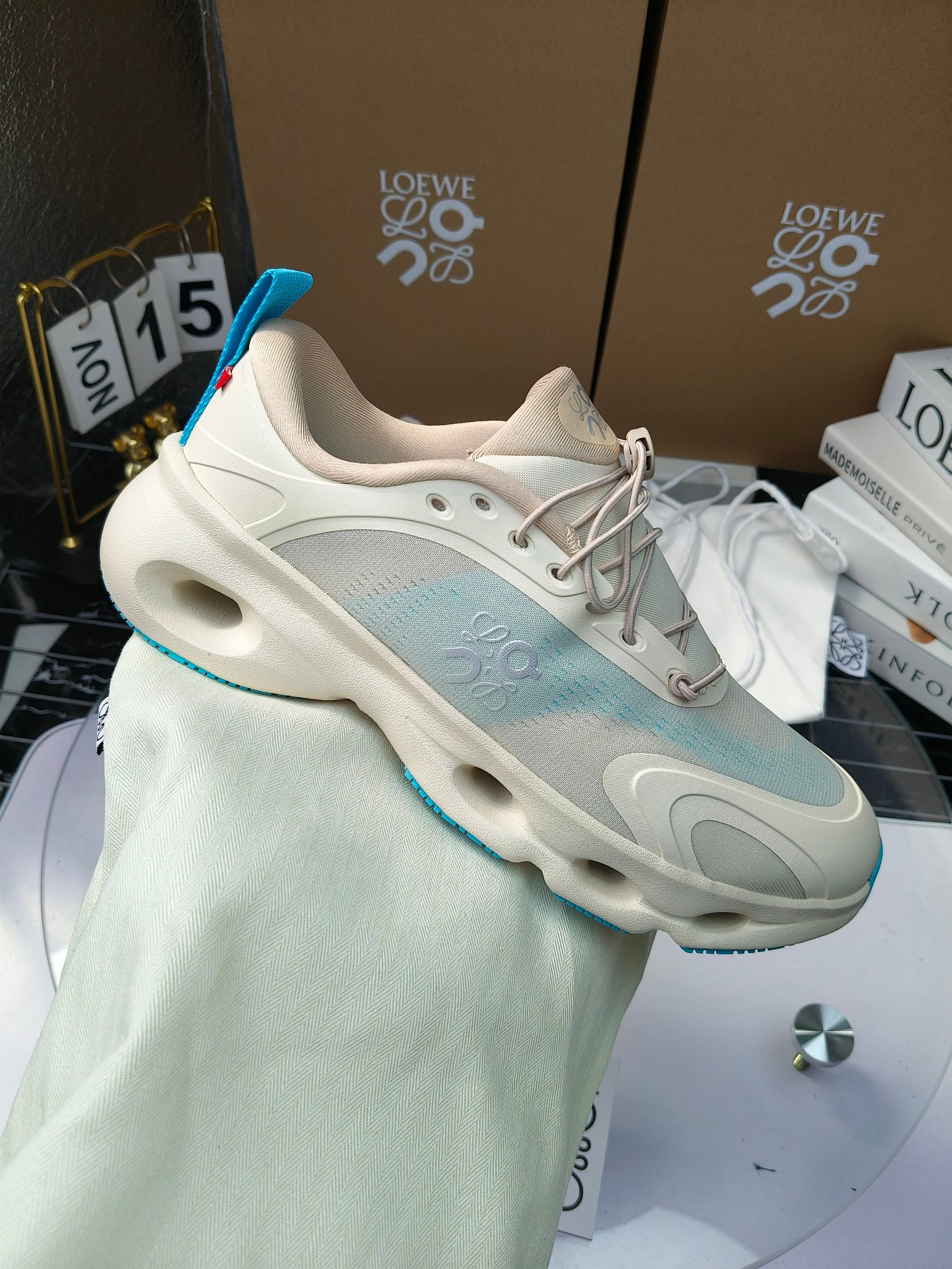 On X LOEWE
 第八季联名来袭，彩色昂跑活力再现，最新热门款💎
官方：昂跑联名情侣款 跑鞋
出240
   罗意威 xon 昂跑全新合作系列 时尚，品牌与瑞士高性能运动品牌on携手打造的此系列作品专为城市与户外生活而设，充分彰显蕴含可持续理念的科技品质。
由再生聚酯纤维和网眼布制成，采用独家橡胶鞋底，鞋侧印有loewe罗意威经典logo，饰有全覆盖贴缝细节。此次合作，将on昂跑专业技术和loewe罗意威的精湛工艺结合，运用在的制作和设计中，专为城市生活和户外运动打造。
码数：36-46（女41.男38.45.46定做）