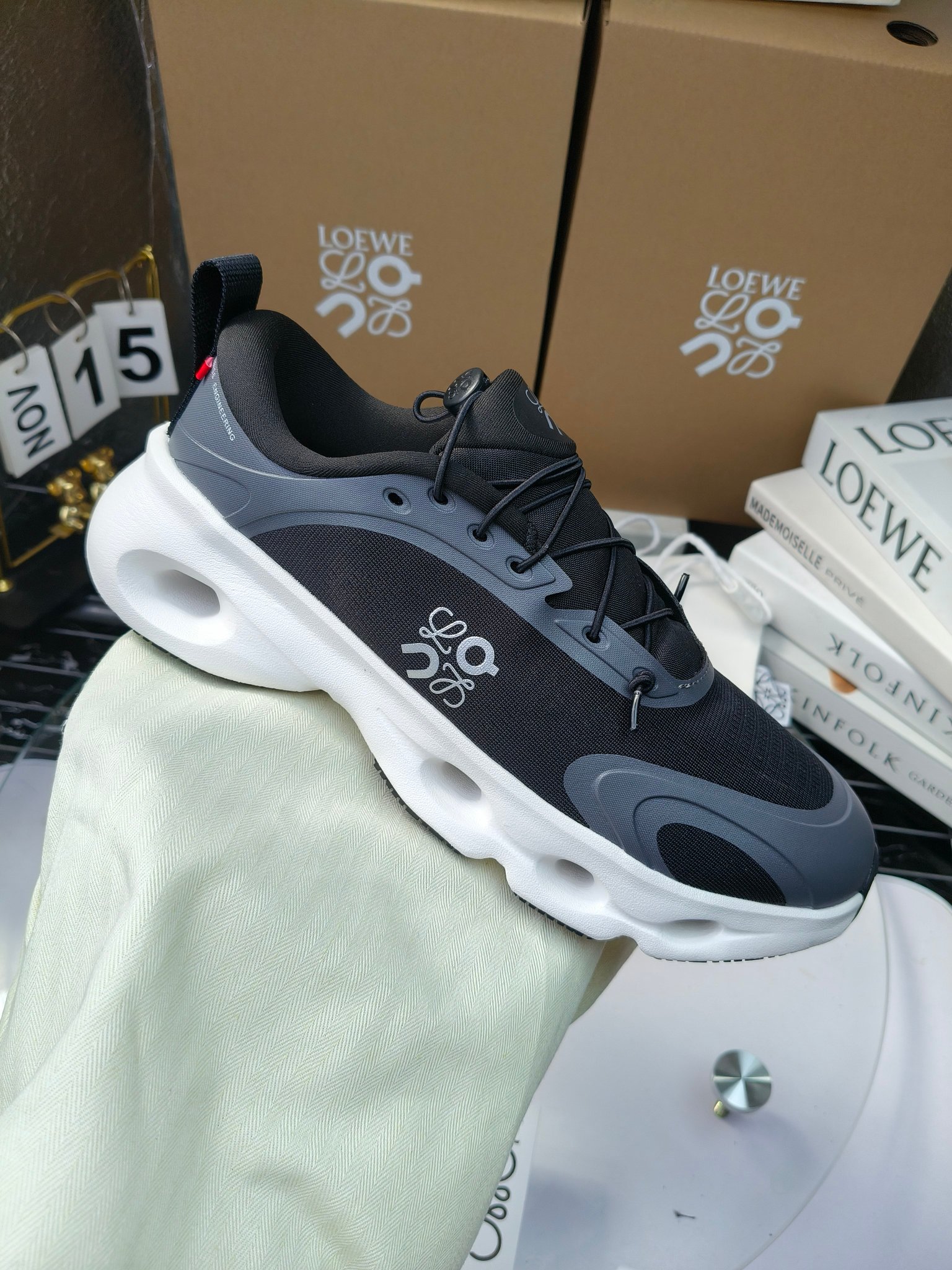 On X LOEWE
 第八季联名来袭，彩色昂跑活力再现，最新热门款💎
官方：昂跑联名情侣款 跑鞋
出240
   罗意威 xon 昂跑全新合作系列 时尚，品牌与瑞士高性能运动品牌on携手打造的此系列作品专为城市与户外生活而设，充分彰显蕴含可持续理念的科技品质。
由再生聚酯纤维和网眼布制成，采用独家橡胶鞋底，鞋侧印有loewe罗意威经典logo，饰有全覆盖贴缝细节。此次合作，将on昂跑专业技术和loewe罗意威的精湛工艺结合，运用在的制作和设计中，专为城市生活和户外运动打造。
码数：36-46（女41.男38.45.46定做）