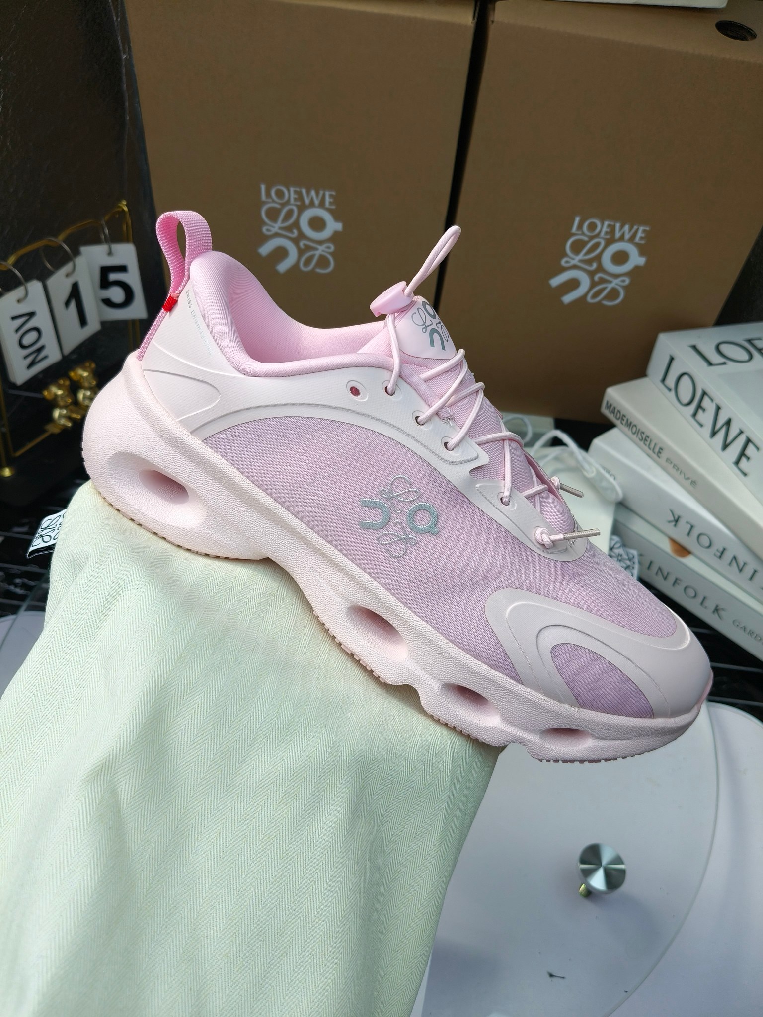 On X LOEWE
 第八季联名来袭，彩色昂跑活力再现，最新热门款💎
官方：昂跑联名情侣款 跑鞋
出240
   罗意威 xon 昂跑全新合作系列 时尚，品牌与瑞士高性能运动品牌on携手打造的此系列作品专为城市与户外生活而设，充分彰显蕴含可持续理念的科技品质。
由再生聚酯纤维和网眼布制成，采用独家橡胶鞋底，鞋侧印有loewe罗意威经典logo，饰有全覆盖贴缝细节。此次合作，将on昂跑专业技术和loewe罗意威的精湛工艺结合，运用在的制作和设计中，专为城市生活和户外运动打造。
码数：36-46（女41.男38.45.46定做）