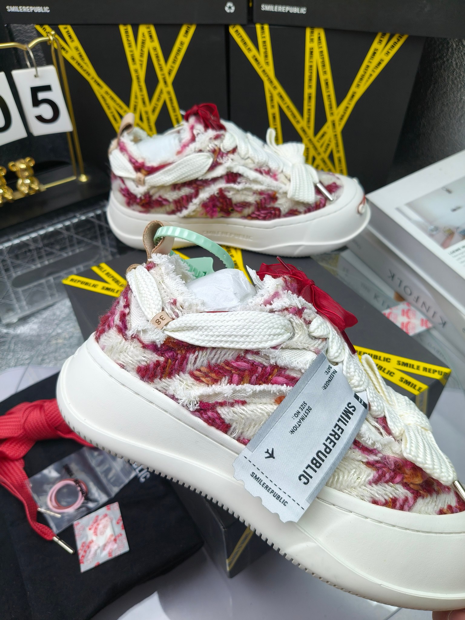 SMILEREPUBLIC 
高版本开口笑 帆布鞋 ，
出210涂鸦加20
 一款热度非常高的帆布鞋 最近各路明星网红纷纷上脚 太多综艺节目嘉宾穿SR抢镜 美学理念初春充满艺术感的搭配
 让这款 SMILEREPUBLIC帆布鞋瞬间成为春日爆款 也是明星们的心水好物 吸睛力 Max
 是什么让这双帆布鞋火速出圈 羊毛流苏的设计大胆表达了先锋潮流加上可盐可甜的 蝴蝶结让整双鞋 拥有无限搭配风格的可能性 圆钝感加宽的鞋头设计 配合灵动的鞋型与缝线 完美地达到优化脚踝线条的效果
码数：女35-40