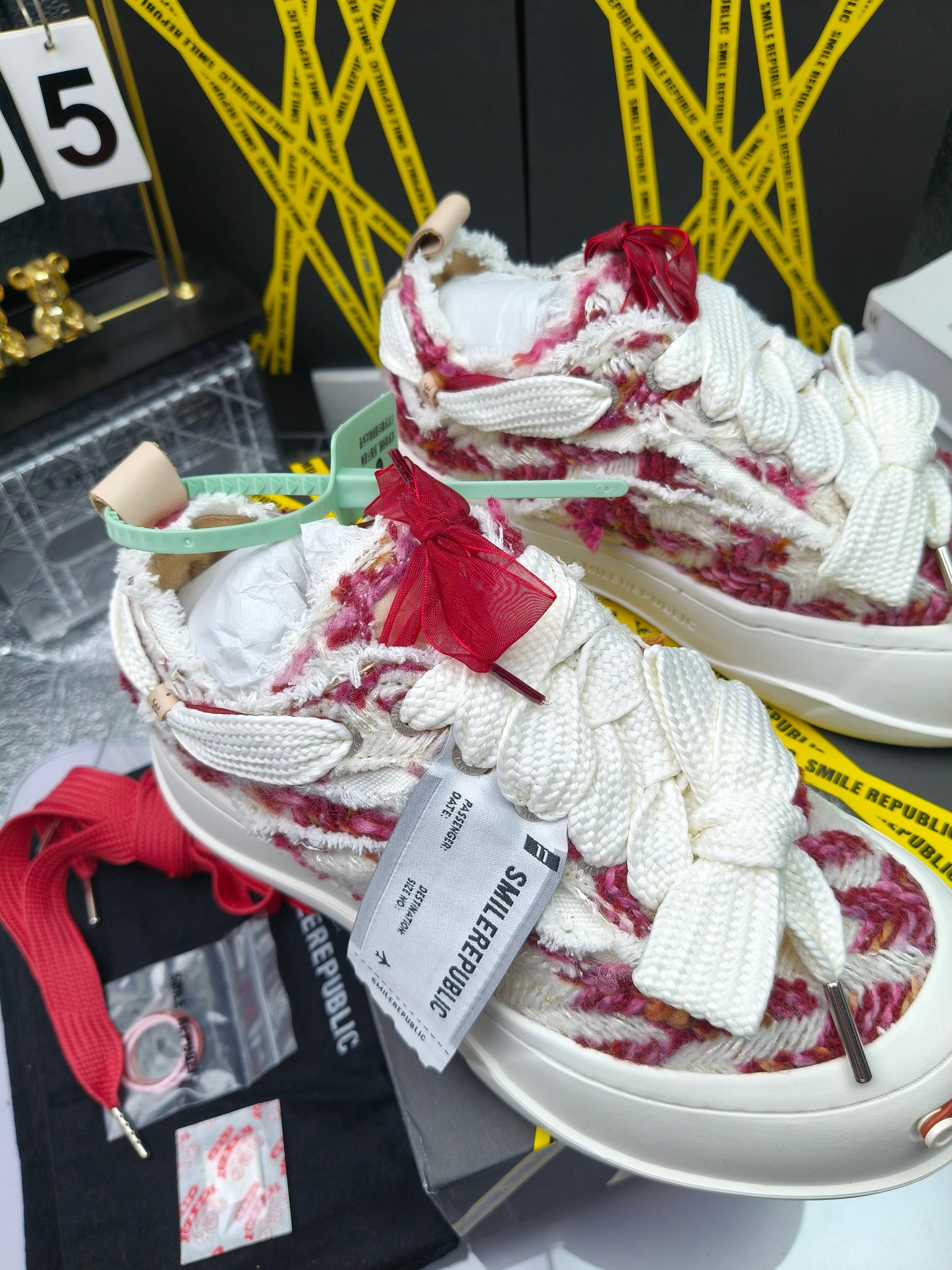 SMILEREPUBLIC 
高版本开口笑 帆布鞋 ，
出210涂鸦加20
 一款热度非常高的帆布鞋 最近各路明星网红纷纷上脚 太多综艺节目嘉宾穿SR抢镜 美学理念初春充满艺术感的搭配
 让这款 SMILEREPUBLIC帆布鞋瞬间成为春日爆款 也是明星们的心水好物 吸睛力 Max
 是什么让这双帆布鞋火速出圈 羊毛流苏的设计大胆表达了先锋潮流加上可盐可甜的 蝴蝶结让整双鞋 拥有无限搭配风格的可能性 圆钝感加宽的鞋头设计 配合灵动的鞋型与缝线 完美地达到优化脚踝线条的效果
码数：女35-40