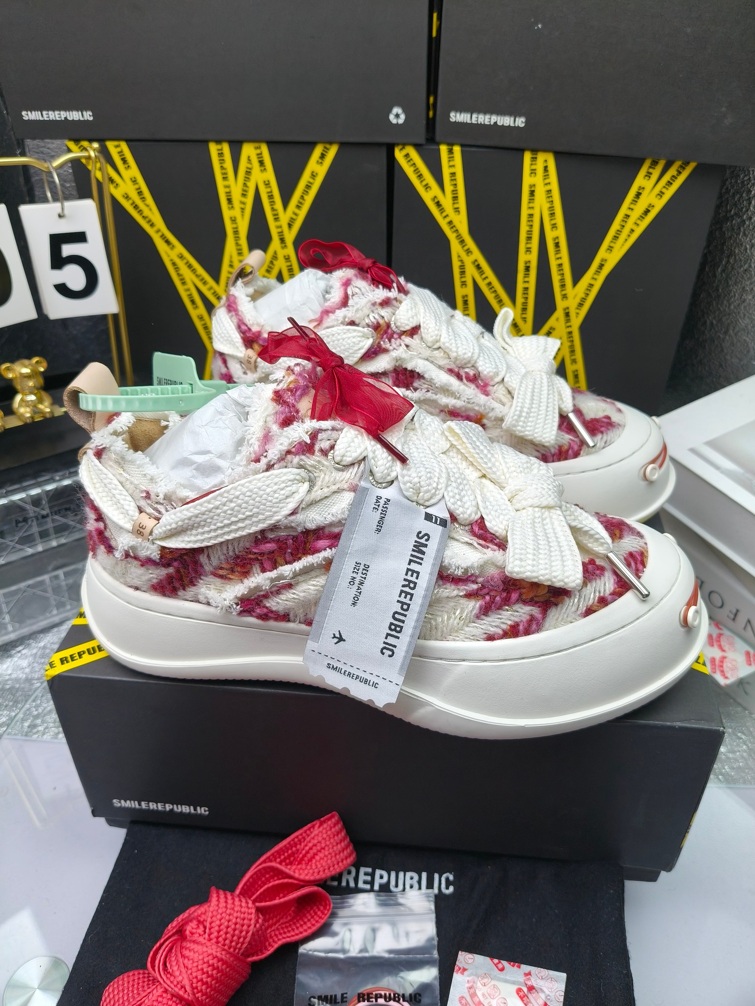 SMILEREPUBLIC 
高版本开口笑 帆布鞋 ，
出210涂鸦加20
 一款热度非常高的帆布鞋 最近各路明星网红纷纷上脚 太多综艺节目嘉宾穿SR抢镜 美学理念初春充满艺术感的搭配
 让这款 SMILEREPUBLIC帆布鞋瞬间成为春日爆款 也是明星们的心水好物 吸睛力 Max
 是什么让这双帆布鞋火速出圈 羊毛流苏的设计大胆表达了先锋潮流加上可盐可甜的 蝴蝶结让整双鞋 拥有无限搭配风格的可能性 圆钝感加宽的鞋头设计 配合灵动的鞋型与缝线 完美地达到优化脚踝线条的效果
码数：女35-40