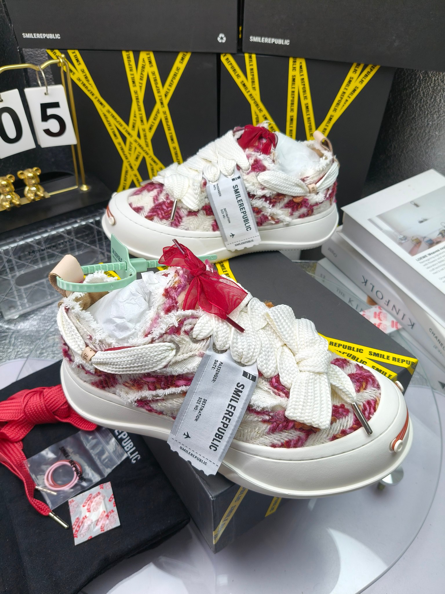 SMILEREPUBLIC 
高版本开口笑 帆布鞋 ，
出210涂鸦加20
 一款热度非常高的帆布鞋 最近各路明星网红纷纷上脚 太多综艺节目嘉宾穿SR抢镜 美学理念初春充满艺术感的搭配
 让这款 SMILEREPUBLIC帆布鞋瞬间成为春日爆款 也是明星们的心水好物 吸睛力 Max
 是什么让这双帆布鞋火速出圈 羊毛流苏的设计大胆表达了先锋潮流加上可盐可甜的 蝴蝶结让整双鞋 拥有无限搭配风格的可能性 圆钝感加宽的鞋头设计 配合灵动的鞋型与缝线 完美地达到优化脚踝线条的效果
码数：女35-40