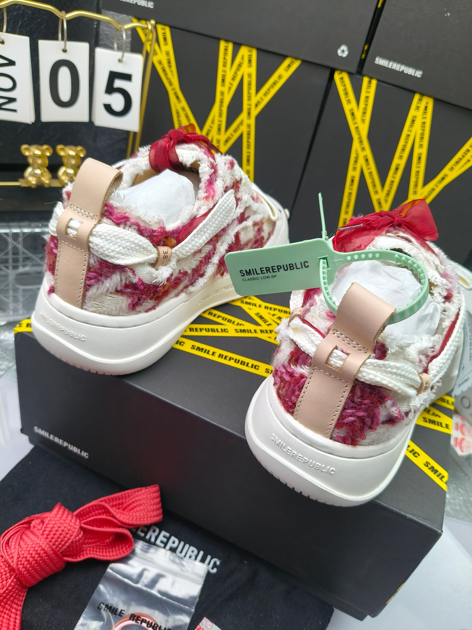 SMILEREPUBLIC 
高版本开口笑 帆布鞋 ，
出210涂鸦加20
 一款热度非常高的帆布鞋 最近各路明星网红纷纷上脚 太多综艺节目嘉宾穿SR抢镜 美学理念初春充满艺术感的搭配
 让这款 SMILEREPUBLIC帆布鞋瞬间成为春日爆款 也是明星们的心水好物 吸睛力 Max
 是什么让这双帆布鞋火速出圈 羊毛流苏的设计大胆表达了先锋潮流加上可盐可甜的 蝴蝶结让整双鞋 拥有无限搭配风格的可能性 圆钝感加宽的鞋头设计 配合灵动的鞋型与缝线 完美地达到优化脚踝线条的效果
码数：女35-40