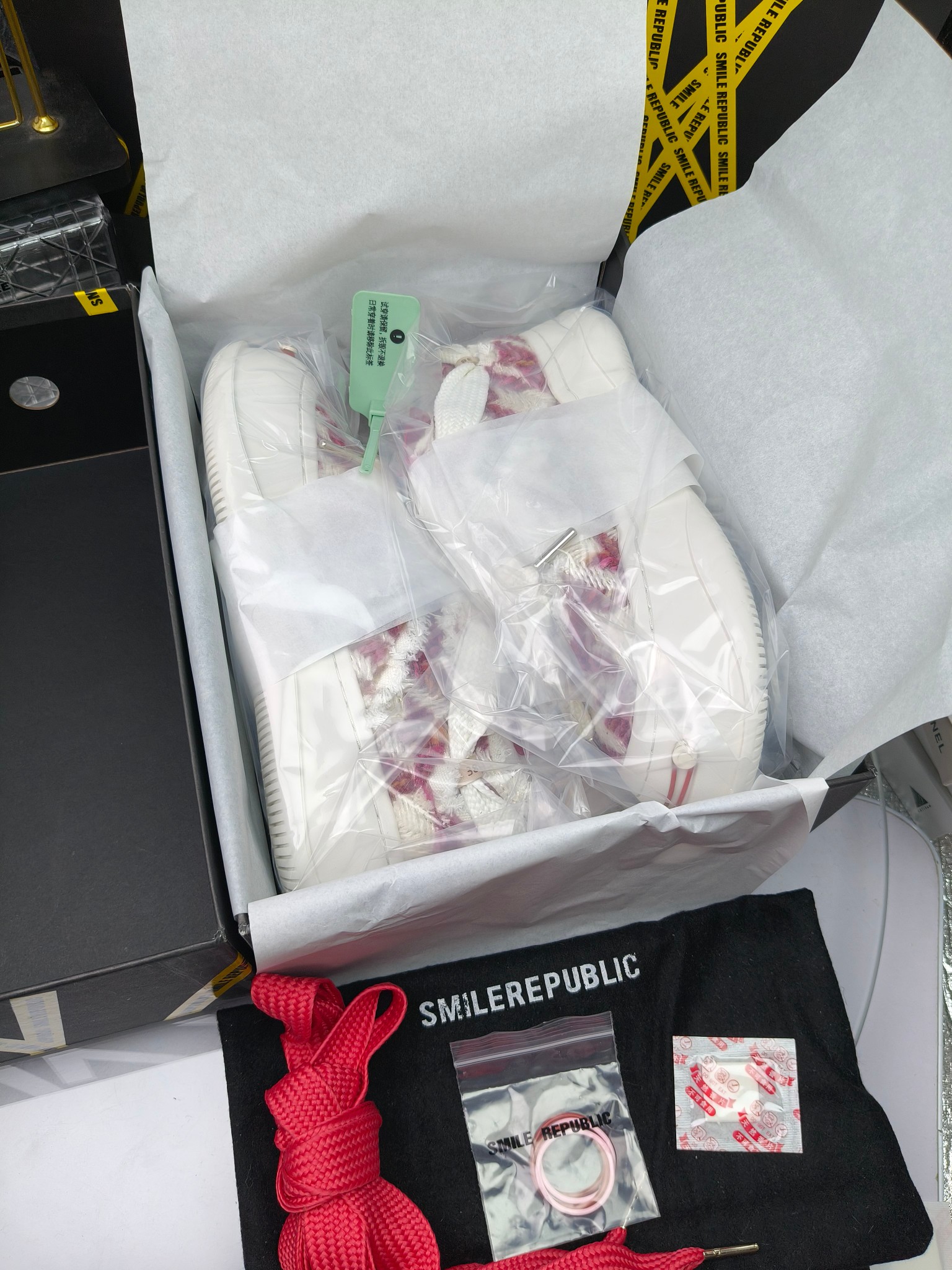 SMILEREPUBLIC 
高版本开口笑 帆布鞋 ，
出210涂鸦加20
 一款热度非常高的帆布鞋 最近各路明星网红纷纷上脚 太多综艺节目嘉宾穿SR抢镜 美学理念初春充满艺术感的搭配
 让这款 SMILEREPUBLIC帆布鞋瞬间成为春日爆款 也是明星们的心水好物 吸睛力 Max
 是什么让这双帆布鞋火速出圈 羊毛流苏的设计大胆表达了先锋潮流加上可盐可甜的 蝴蝶结让整双鞋 拥有无限搭配风格的可能性 圆钝感加宽的鞋头设计 配合灵动的鞋型与缝线 完美地达到优化脚踝线条的效果
码数：女35-40