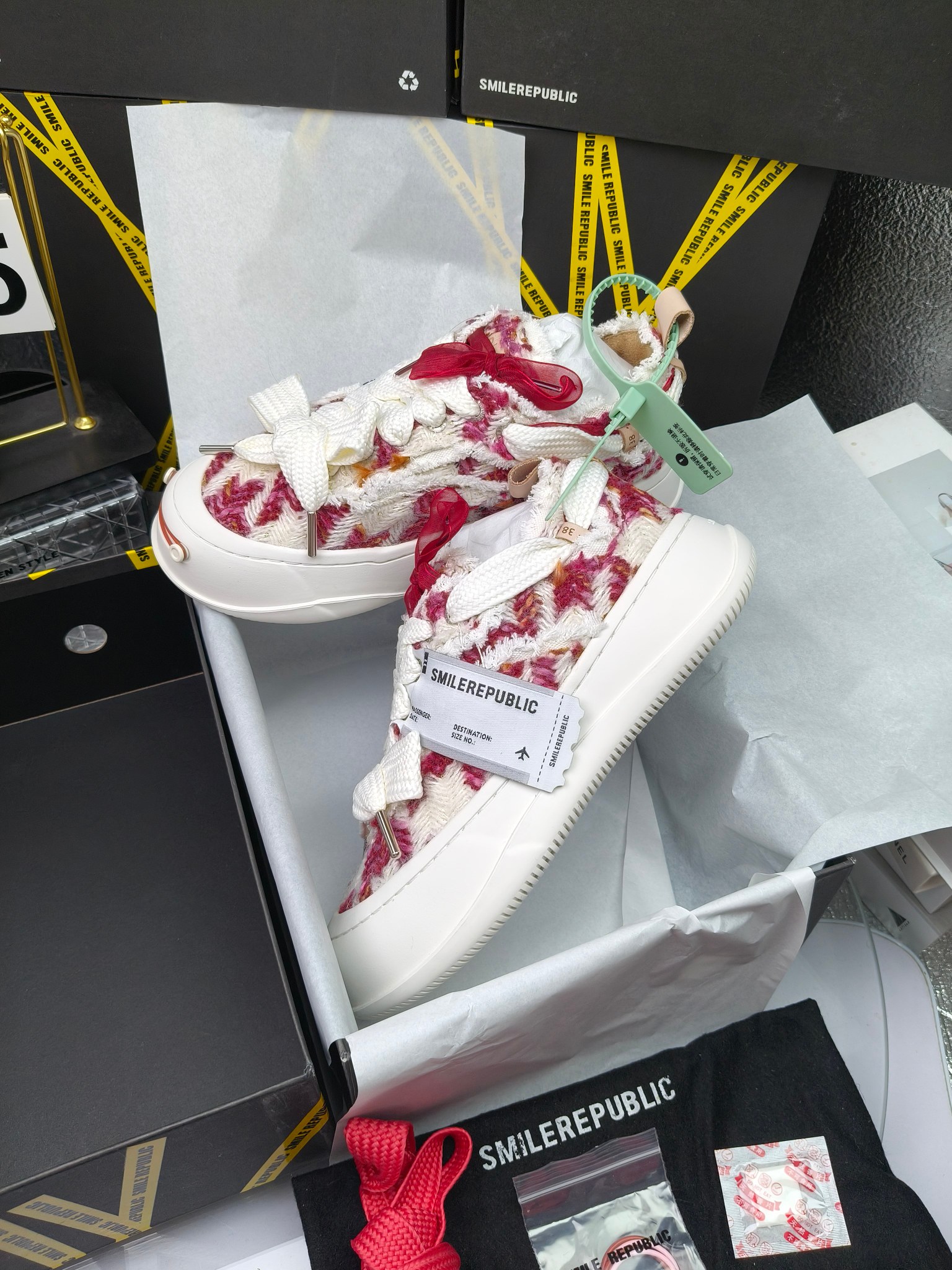 SMILEREPUBLIC 
高版本开口笑 帆布鞋 ，
出210涂鸦加20
 一款热度非常高的帆布鞋 最近各路明星网红纷纷上脚 太多综艺节目嘉宾穿SR抢镜 美学理念初春充满艺术感的搭配
 让这款 SMILEREPUBLIC帆布鞋瞬间成为春日爆款 也是明星们的心水好物 吸睛力 Max
 是什么让这双帆布鞋火速出圈 羊毛流苏的设计大胆表达了先锋潮流加上可盐可甜的 蝴蝶结让整双鞋 拥有无限搭配风格的可能性 圆钝感加宽的鞋头设计 配合灵动的鞋型与缝线 完美地达到优化脚踝线条的效果
码数：女35-40