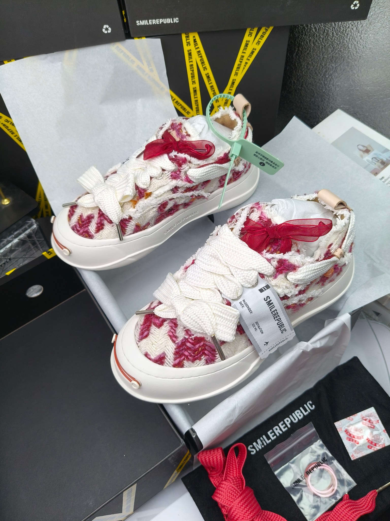 SMILEREPUBLIC 
高版本开口笑 帆布鞋 ，
出210涂鸦加20
 一款热度非常高的帆布鞋 最近各路明星网红纷纷上脚 太多综艺节目嘉宾穿SR抢镜 美学理念初春充满艺术感的搭配
 让这款 SMILEREPUBLIC帆布鞋瞬间成为春日爆款 也是明星们的心水好物 吸睛力 Max
 是什么让这双帆布鞋火速出圈 羊毛流苏的设计大胆表达了先锋潮流加上可盐可甜的 蝴蝶结让整双鞋 拥有无限搭配风格的可能性 圆钝感加宽的鞋头设计 配合灵动的鞋型与缝线 完美地达到优化脚踝线条的效果
码数：女35-40