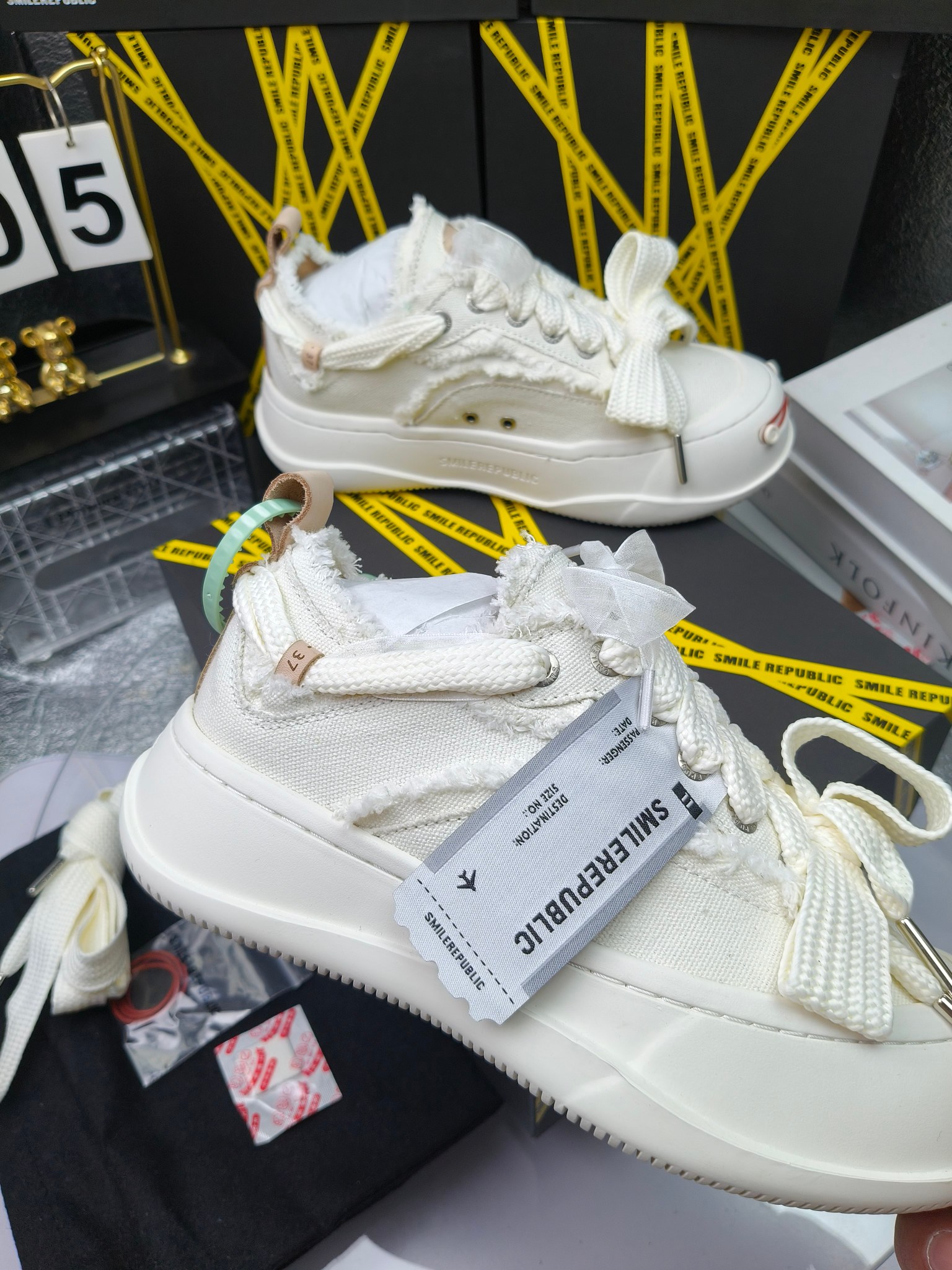 SMILEREPUBLIC 
高版本开口笑 帆布鞋 ，
出210涂鸦加20
 一款热度非常高的帆布鞋 最近各路明星网红纷纷上脚 太多综艺节目嘉宾穿SR抢镜 美学理念初春充满艺术感的搭配
 让这款 SMILEREPUBLIC帆布鞋瞬间成为春日爆款 也是明星们的心水好物 吸睛力 Max
 是什么让这双帆布鞋火速出圈 羊毛流苏的设计大胆表达了先锋潮流加上可盐可甜的 蝴蝶结让整双鞋 拥有无限搭配风格的可能性 圆钝感加宽的鞋头设计 配合灵动的鞋型与缝线 完美地达到优化脚踝线条的效果
码数：女35-40