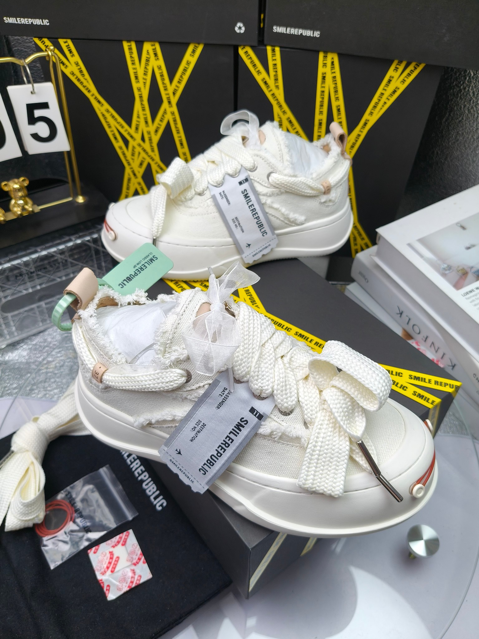 SMILEREPUBLIC 
高版本开口笑 帆布鞋 ，
出210涂鸦加20
 一款热度非常高的帆布鞋 最近各路明星网红纷纷上脚 太多综艺节目嘉宾穿SR抢镜 美学理念初春充满艺术感的搭配
 让这款 SMILEREPUBLIC帆布鞋瞬间成为春日爆款 也是明星们的心水好物 吸睛力 Max
 是什么让这双帆布鞋火速出圈 羊毛流苏的设计大胆表达了先锋潮流加上可盐可甜的 蝴蝶结让整双鞋 拥有无限搭配风格的可能性 圆钝感加宽的鞋头设计 配合灵动的鞋型与缝线 完美地达到优化脚踝线条的效果
码数：女35-40