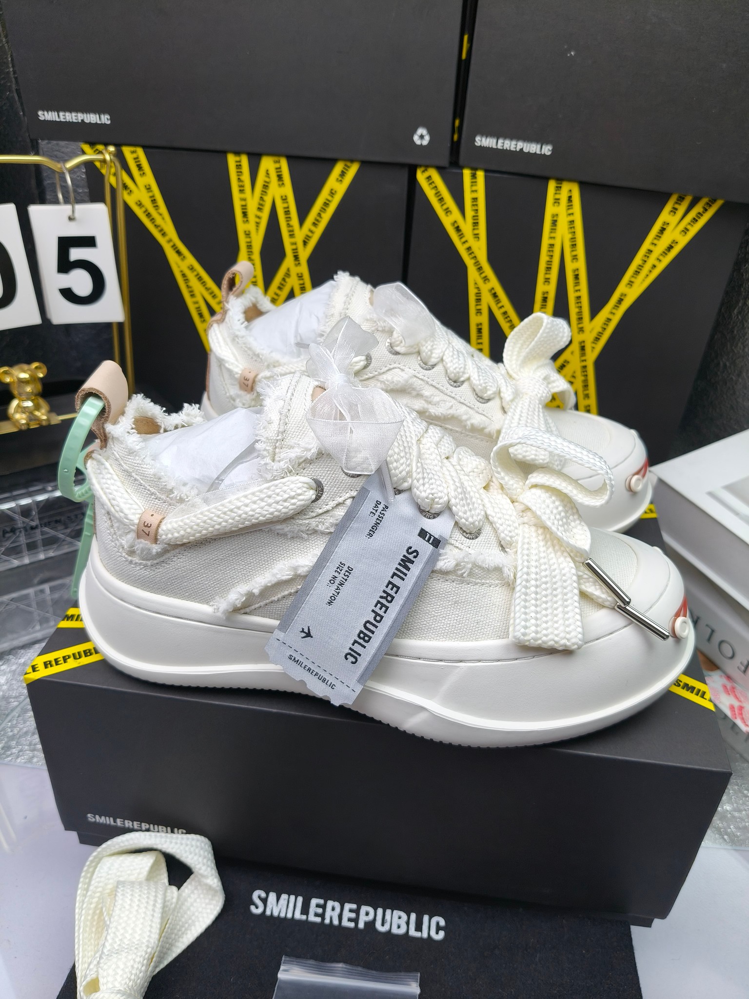 SMILEREPUBLIC 
高版本开口笑 帆布鞋 ，
出210涂鸦加20
 一款热度非常高的帆布鞋 最近各路明星网红纷纷上脚 太多综艺节目嘉宾穿SR抢镜 美学理念初春充满艺术感的搭配
 让这款 SMILEREPUBLIC帆布鞋瞬间成为春日爆款 也是明星们的心水好物 吸睛力 Max
 是什么让这双帆布鞋火速出圈 羊毛流苏的设计大胆表达了先锋潮流加上可盐可甜的 蝴蝶结让整双鞋 拥有无限搭配风格的可能性 圆钝感加宽的鞋头设计 配合灵动的鞋型与缝线 完美地达到优化脚踝线条的效果
码数：女35-40