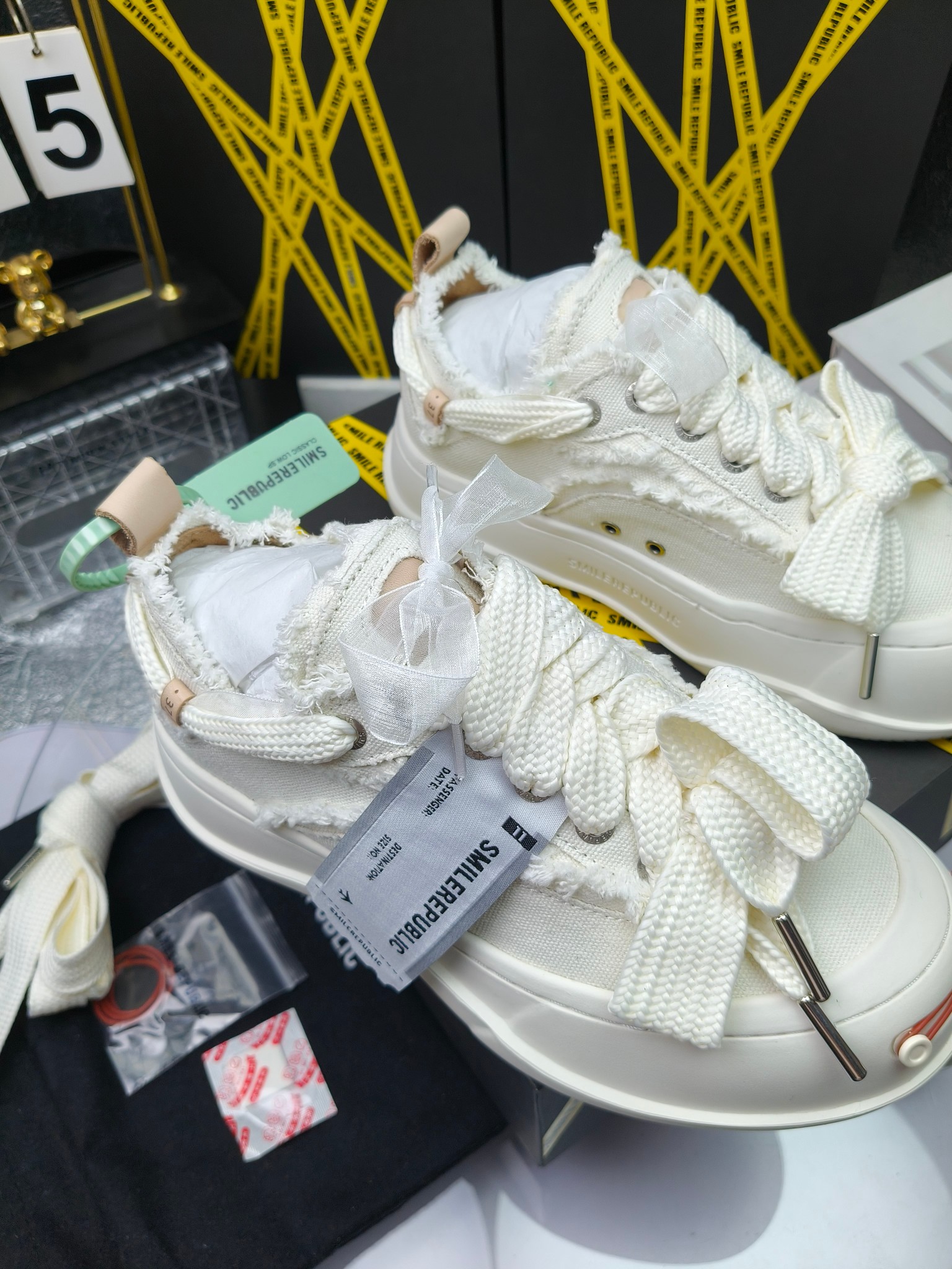 SMILEREPUBLIC 
高版本开口笑 帆布鞋 ，
出210涂鸦加20
 一款热度非常高的帆布鞋 最近各路明星网红纷纷上脚 太多综艺节目嘉宾穿SR抢镜 美学理念初春充满艺术感的搭配
 让这款 SMILEREPUBLIC帆布鞋瞬间成为春日爆款 也是明星们的心水好物 吸睛力 Max
 是什么让这双帆布鞋火速出圈 羊毛流苏的设计大胆表达了先锋潮流加上可盐可甜的 蝴蝶结让整双鞋 拥有无限搭配风格的可能性 圆钝感加宽的鞋头设计 配合灵动的鞋型与缝线 完美地达到优化脚踝线条的效果
码数：女35-40