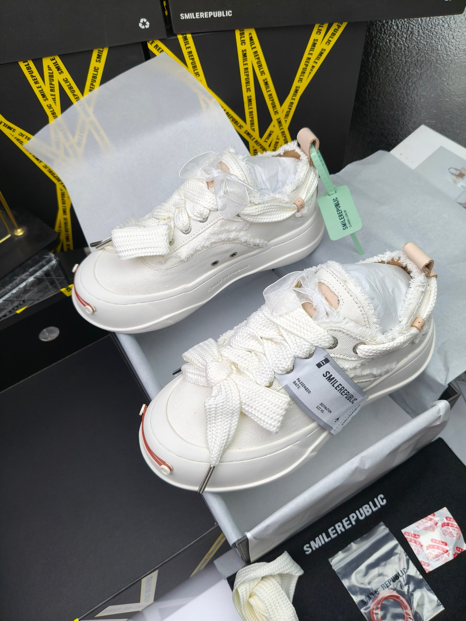 SMILEREPUBLIC 
高版本开口笑 帆布鞋 ，
出210涂鸦加20
 一款热度非常高的帆布鞋 最近各路明星网红纷纷上脚 太多综艺节目嘉宾穿SR抢镜 美学理念初春充满艺术感的搭配
 让这款 SMILEREPUBLIC帆布鞋瞬间成为春日爆款 也是明星们的心水好物 吸睛力 Max
 是什么让这双帆布鞋火速出圈 羊毛流苏的设计大胆表达了先锋潮流加上可盐可甜的 蝴蝶结让整双鞋 拥有无限搭配风格的可能性 圆钝感加宽的鞋头设计 配合灵动的鞋型与缝线 完美地达到优化脚踝线条的效果
码数：女35-40