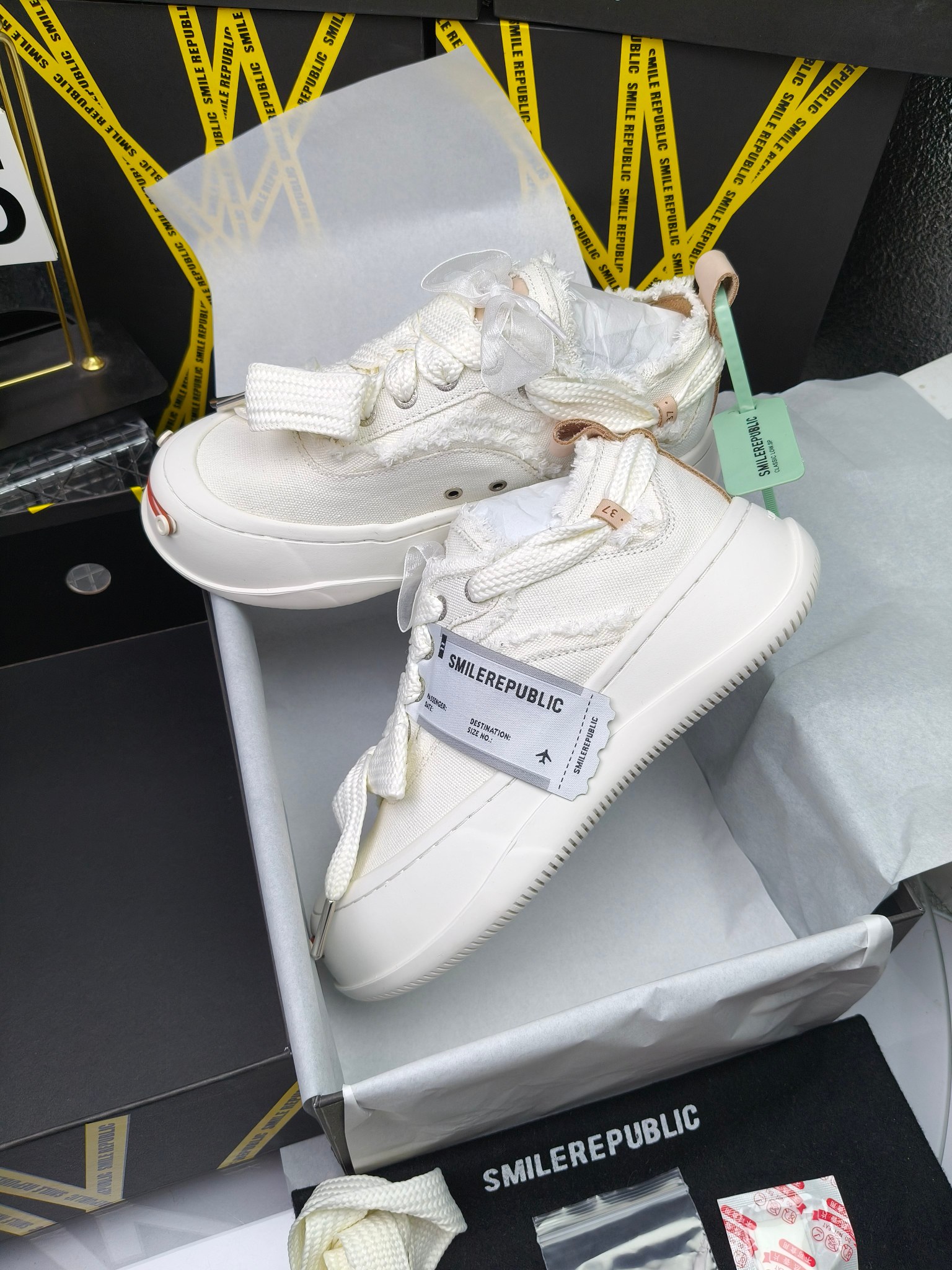 SMILEREPUBLIC 
高版本开口笑 帆布鞋 ，
出210涂鸦加20
 一款热度非常高的帆布鞋 最近各路明星网红纷纷上脚 太多综艺节目嘉宾穿SR抢镜 美学理念初春充满艺术感的搭配
 让这款 SMILEREPUBLIC帆布鞋瞬间成为春日爆款 也是明星们的心水好物 吸睛力 Max
 是什么让这双帆布鞋火速出圈 羊毛流苏的设计大胆表达了先锋潮流加上可盐可甜的 蝴蝶结让整双鞋 拥有无限搭配风格的可能性 圆钝感加宽的鞋头设计 配合灵动的鞋型与缝线 完美地达到优化脚踝线条的效果
码数：女35-40