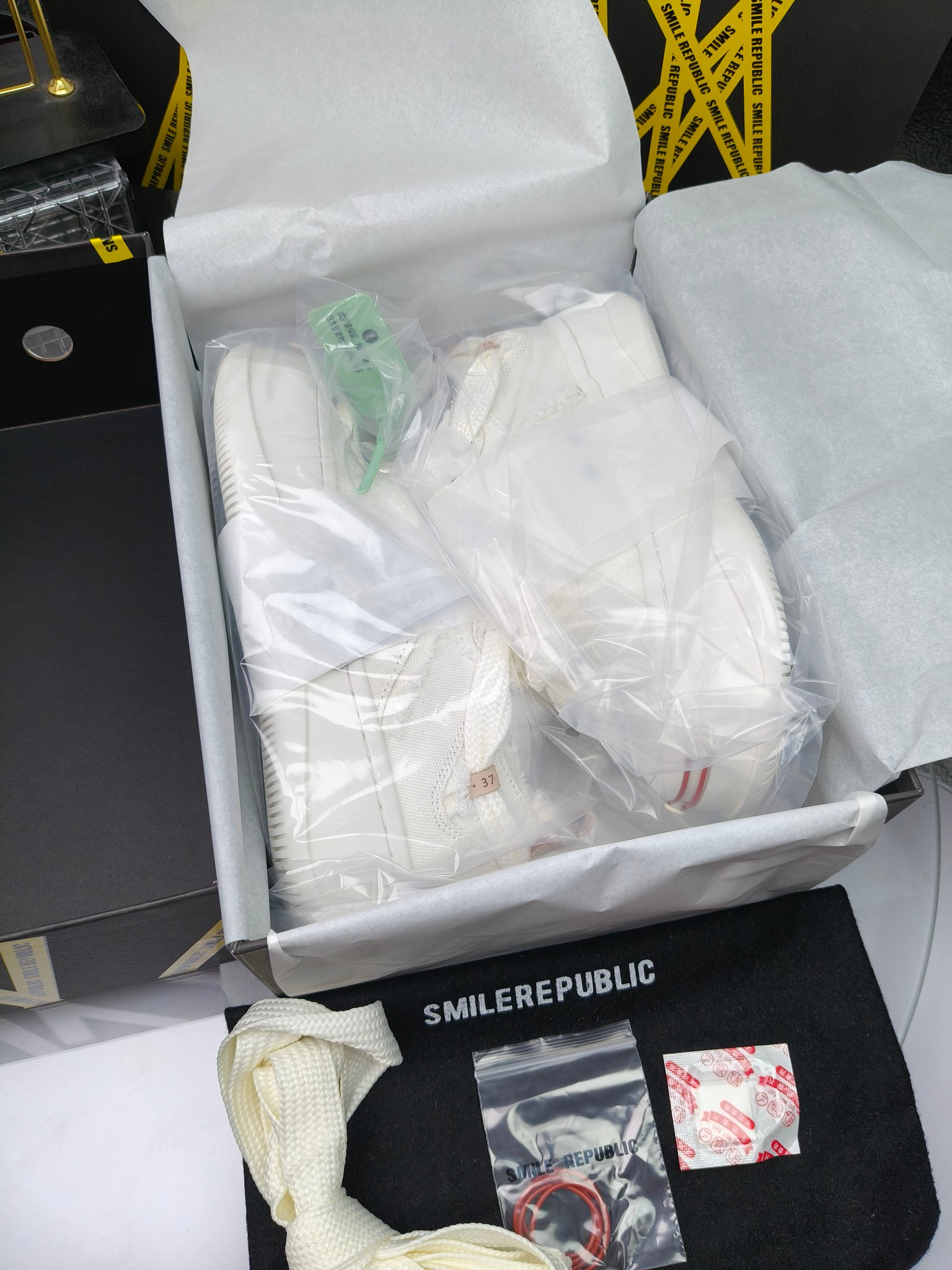 SMILEREPUBLIC 
高版本开口笑 帆布鞋 ，
出210涂鸦加20
 一款热度非常高的帆布鞋 最近各路明星网红纷纷上脚 太多综艺节目嘉宾穿SR抢镜 美学理念初春充满艺术感的搭配
 让这款 SMILEREPUBLIC帆布鞋瞬间成为春日爆款 也是明星们的心水好物 吸睛力 Max
 是什么让这双帆布鞋火速出圈 羊毛流苏的设计大胆表达了先锋潮流加上可盐可甜的 蝴蝶结让整双鞋 拥有无限搭配风格的可能性 圆钝感加宽的鞋头设计 配合灵动的鞋型与缝线 完美地达到优化脚踝线条的效果
码数：女35-40