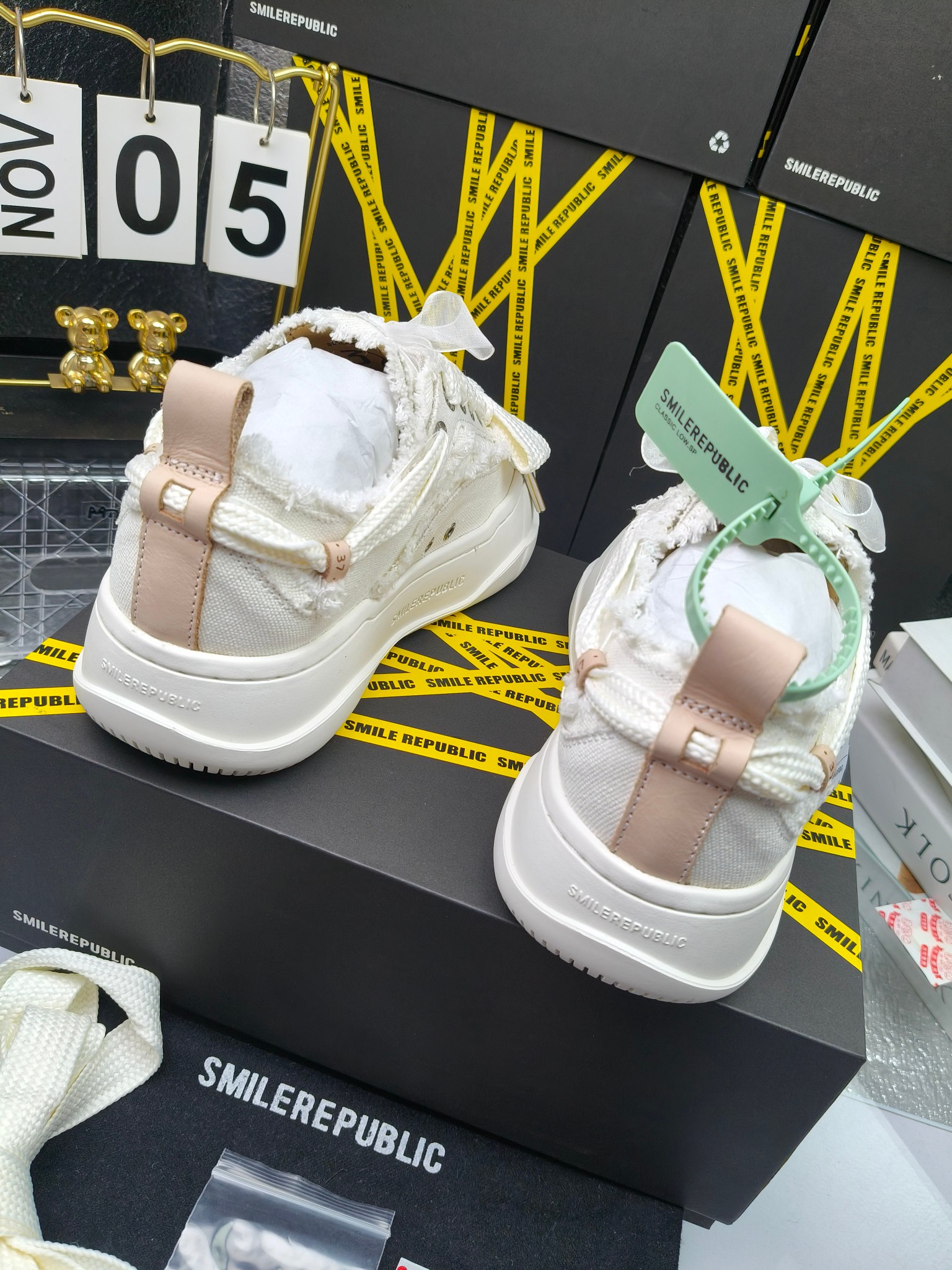 SMILEREPUBLIC 
高版本开口笑 帆布鞋 ，
出210涂鸦加20
 一款热度非常高的帆布鞋 最近各路明星网红纷纷上脚 太多综艺节目嘉宾穿SR抢镜 美学理念初春充满艺术感的搭配
 让这款 SMILEREPUBLIC帆布鞋瞬间成为春日爆款 也是明星们的心水好物 吸睛力 Max
 是什么让这双帆布鞋火速出圈 羊毛流苏的设计大胆表达了先锋潮流加上可盐可甜的 蝴蝶结让整双鞋 拥有无限搭配风格的可能性 圆钝感加宽的鞋头设计 配合灵动的鞋型与缝线 完美地达到优化脚踝线条的效果
码数：女35-40