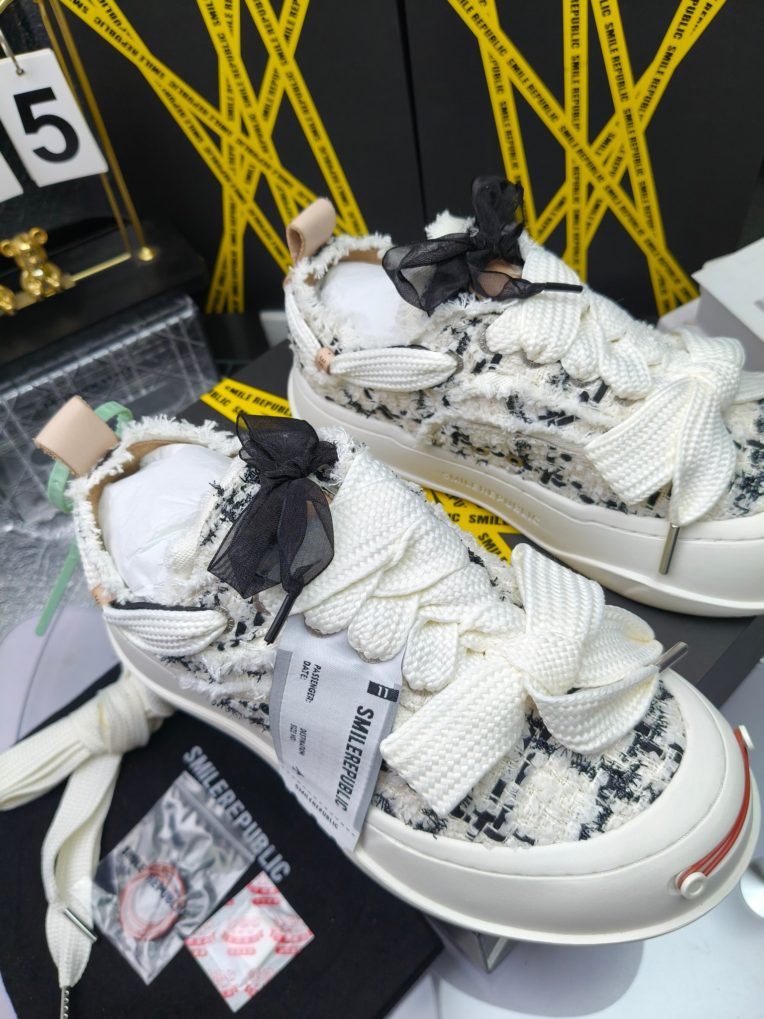 SMILEREPUBLIC 
高版本开口笑 帆布鞋 ，
出210涂鸦加20
 一款热度非常高的帆布鞋 最近各路明星网红纷纷上脚 太多综艺节目嘉宾穿SR抢镜 美学理念初春充满艺术感的搭配
 让这款 SMILEREPUBLIC帆布鞋瞬间成为春日爆款 也是明星们的心水好物 吸睛力 Max
 是什么让这双帆布鞋火速出圈 羊毛流苏的设计大胆表达了先锋潮流加上可盐可甜的 蝴蝶结让整双鞋 拥有无限搭配风格的可能性 圆钝感加宽的鞋头设计 配合灵动的鞋型与缝线 完美地达到优化脚踝线条的效果
码数：女35-40