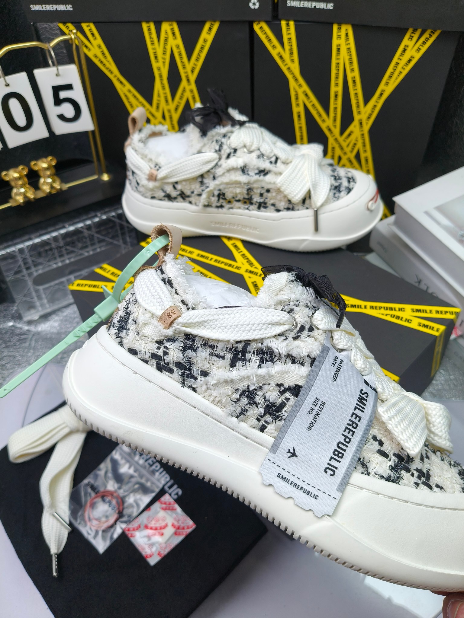 SMILEREPUBLIC 
高版本开口笑 帆布鞋 ，
出210涂鸦加20
 一款热度非常高的帆布鞋 最近各路明星网红纷纷上脚 太多综艺节目嘉宾穿SR抢镜 美学理念初春充满艺术感的搭配
 让这款 SMILEREPUBLIC帆布鞋瞬间成为春日爆款 也是明星们的心水好物 吸睛力 Max
 是什么让这双帆布鞋火速出圈 羊毛流苏的设计大胆表达了先锋潮流加上可盐可甜的 蝴蝶结让整双鞋 拥有无限搭配风格的可能性 圆钝感加宽的鞋头设计 配合灵动的鞋型与缝线 完美地达到优化脚踝线条的效果
码数：女35-40