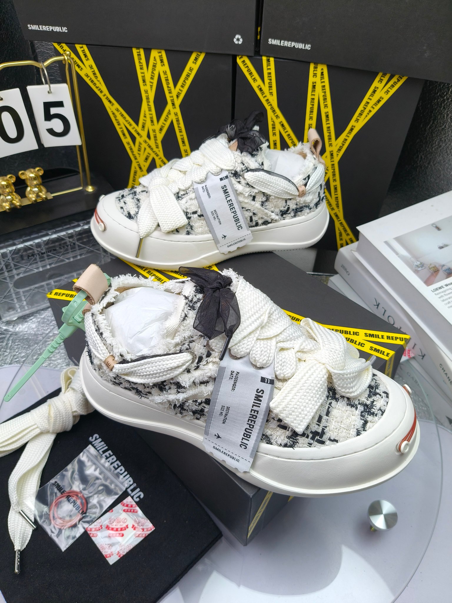 SMILEREPUBLIC 
高版本开口笑 帆布鞋 ，
出210涂鸦加20
 一款热度非常高的帆布鞋 最近各路明星网红纷纷上脚 太多综艺节目嘉宾穿SR抢镜 美学理念初春充满艺术感的搭配
 让这款 SMILEREPUBLIC帆布鞋瞬间成为春日爆款 也是明星们的心水好物 吸睛力 Max
 是什么让这双帆布鞋火速出圈 羊毛流苏的设计大胆表达了先锋潮流加上可盐可甜的 蝴蝶结让整双鞋 拥有无限搭配风格的可能性 圆钝感加宽的鞋头设计 配合灵动的鞋型与缝线 完美地达到优化脚踝线条的效果
码数：女35-40