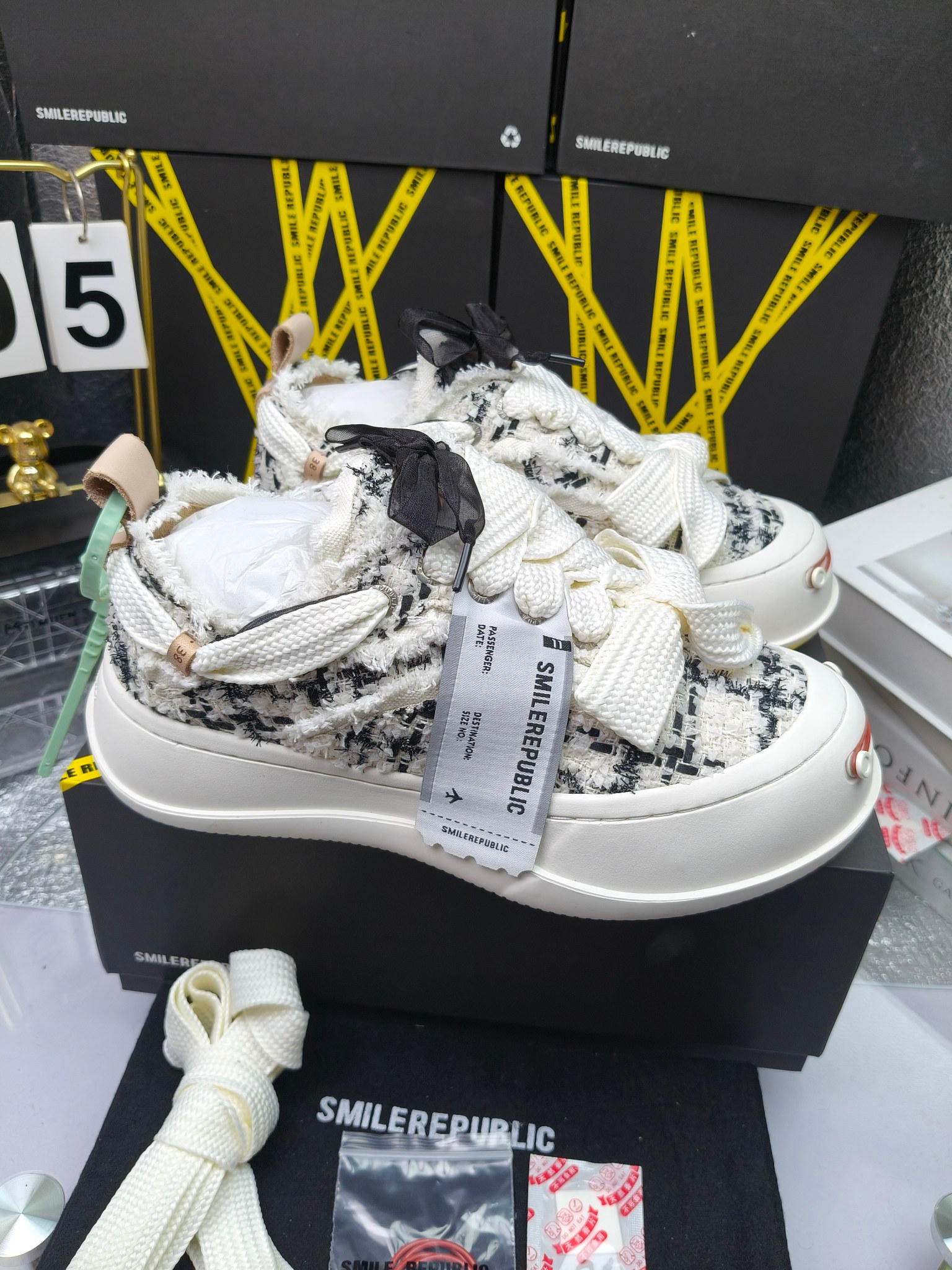 SMILEREPUBLIC 
高版本开口笑 帆布鞋 ，
出210涂鸦加20
 一款热度非常高的帆布鞋 最近各路明星网红纷纷上脚 太多综艺节目嘉宾穿SR抢镜 美学理念初春充满艺术感的搭配
 让这款 SMILEREPUBLIC帆布鞋瞬间成为春日爆款 也是明星们的心水好物 吸睛力 Max
 是什么让这双帆布鞋火速出圈 羊毛流苏的设计大胆表达了先锋潮流加上可盐可甜的 蝴蝶结让整双鞋 拥有无限搭配风格的可能性 圆钝感加宽的鞋头设计 配合灵动的鞋型与缝线 完美地达到优化脚踝线条的效果
码数：女35-40