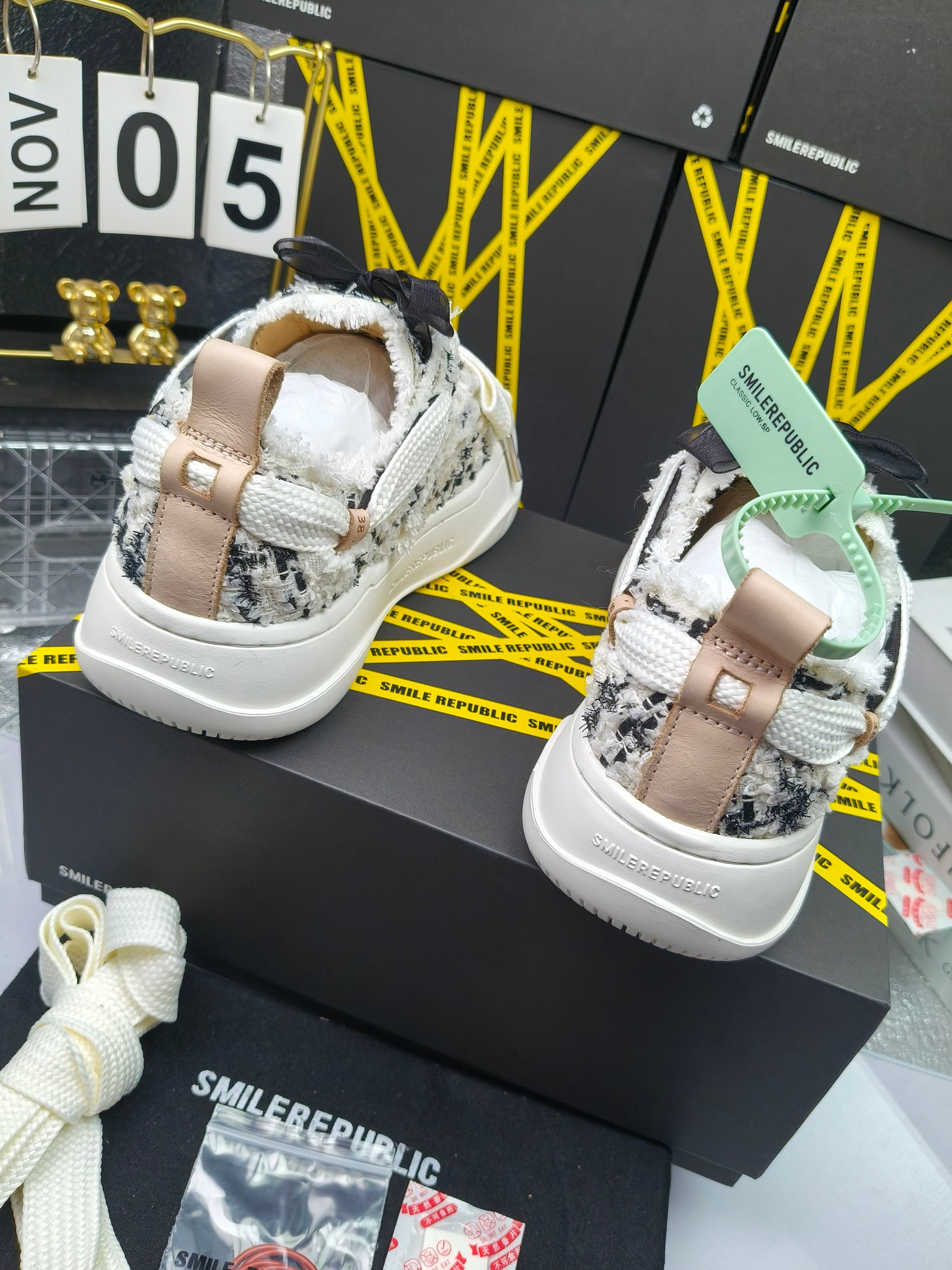 SMILEREPUBLIC 
高版本开口笑 帆布鞋 ，
出210涂鸦加20
 一款热度非常高的帆布鞋 最近各路明星网红纷纷上脚 太多综艺节目嘉宾穿SR抢镜 美学理念初春充满艺术感的搭配
 让这款 SMILEREPUBLIC帆布鞋瞬间成为春日爆款 也是明星们的心水好物 吸睛力 Max
 是什么让这双帆布鞋火速出圈 羊毛流苏的设计大胆表达了先锋潮流加上可盐可甜的 蝴蝶结让整双鞋 拥有无限搭配风格的可能性 圆钝感加宽的鞋头设计 配合灵动的鞋型与缝线 完美地达到优化脚踝线条的效果
码数：女35-40