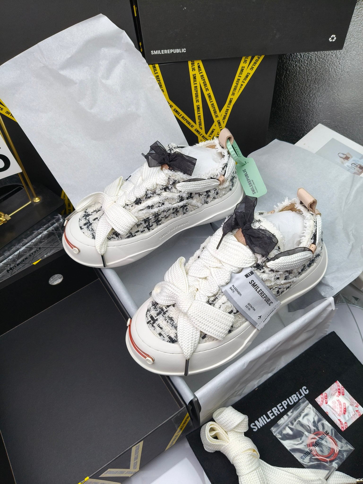 SMILEREPUBLIC 
高版本开口笑 帆布鞋 ，
出210涂鸦加20
 一款热度非常高的帆布鞋 最近各路明星网红纷纷上脚 太多综艺节目嘉宾穿SR抢镜 美学理念初春充满艺术感的搭配
 让这款 SMILEREPUBLIC帆布鞋瞬间成为春日爆款 也是明星们的心水好物 吸睛力 Max
 是什么让这双帆布鞋火速出圈 羊毛流苏的设计大胆表达了先锋潮流加上可盐可甜的 蝴蝶结让整双鞋 拥有无限搭配风格的可能性 圆钝感加宽的鞋头设计 配合灵动的鞋型与缝线 完美地达到优化脚踝线条的效果
码数：女35-40