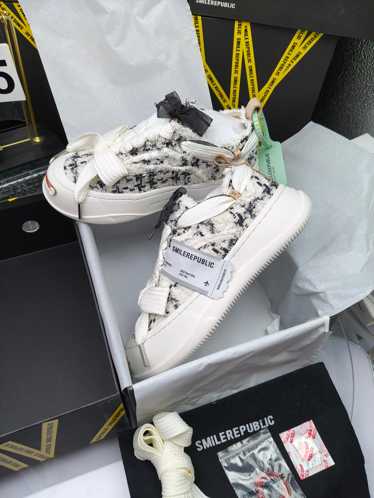 SMILEREPUBLIC 
高版本开口笑 帆布鞋 ，
出210涂鸦加20
 一款热度非常高的帆布鞋 最近各路明星网红纷纷上脚 太多综艺节目嘉宾穿SR抢镜 美学理念初春充满艺术感的搭配
 让这款 SMILEREPUBLIC帆布鞋瞬间成为春日爆款 也是明星们的心水好物 吸睛力 Max
 是什么让这双帆布鞋火速出圈 羊毛流苏的设计大胆表达了先锋潮流加上可盐可甜的 蝴蝶结让整双鞋 拥有无限搭配风格的可能性 圆钝感加宽的鞋头设计 配合灵动的鞋型与缝线 完美地达到优化脚踝线条的效果
码数：女35-40