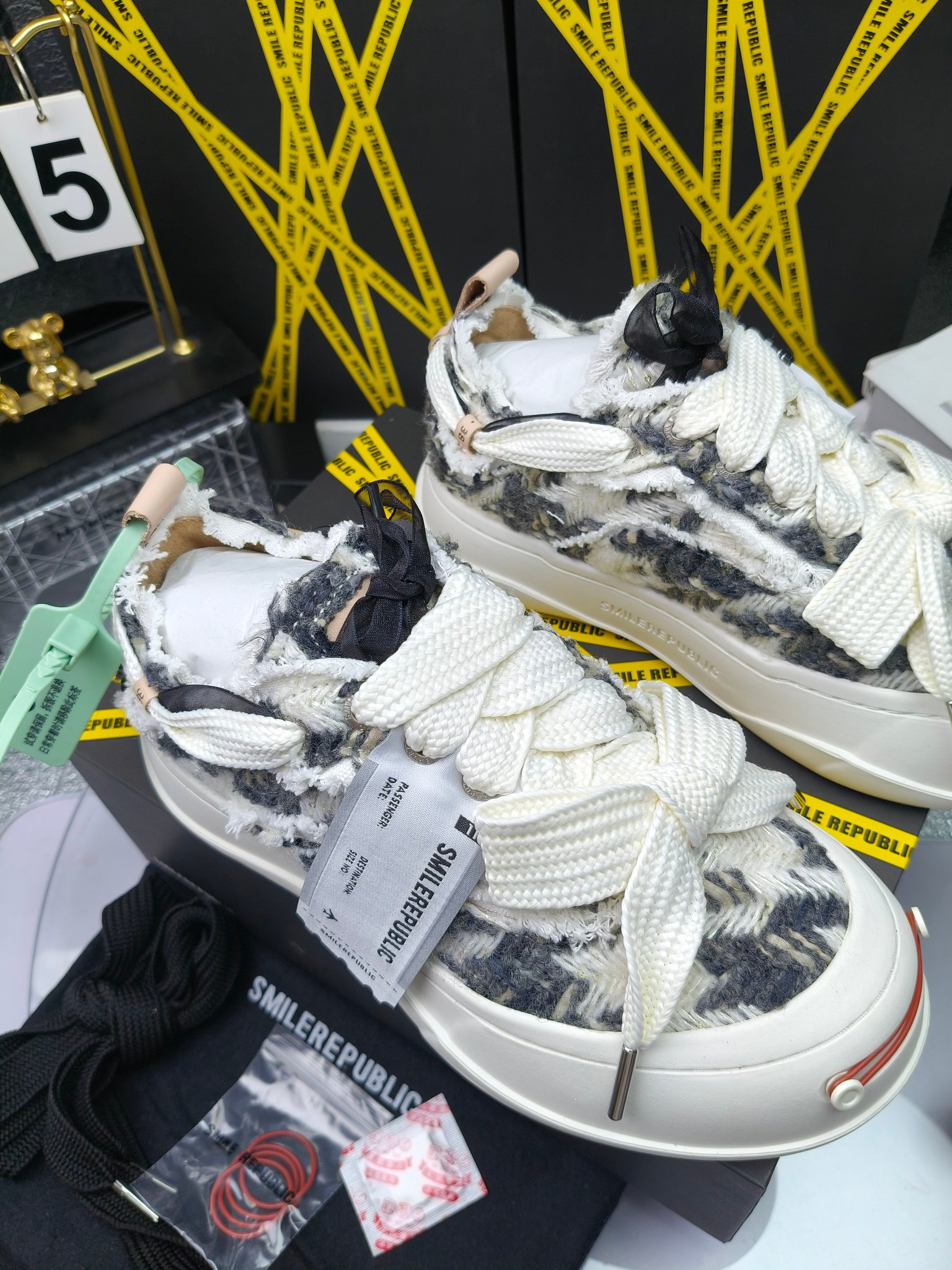 SMILEREPUBLIC 
高版本开口笑 帆布鞋 ，
出210涂鸦加20
 一款热度非常高的帆布鞋 最近各路明星网红纷纷上脚 太多综艺节目嘉宾穿SR抢镜 美学理念初春充满艺术感的搭配
 让这款 SMILEREPUBLIC帆布鞋瞬间成为春日爆款 也是明星们的心水好物 吸睛力 Max
 是什么让这双帆布鞋火速出圈 羊毛流苏的设计大胆表达了先锋潮流加上可盐可甜的 蝴蝶结让整双鞋 拥有无限搭配风格的可能性 圆钝感加宽的鞋头设计 配合灵动的鞋型与缝线 完美地达到优化脚踝线条的效果
码数：女35-40