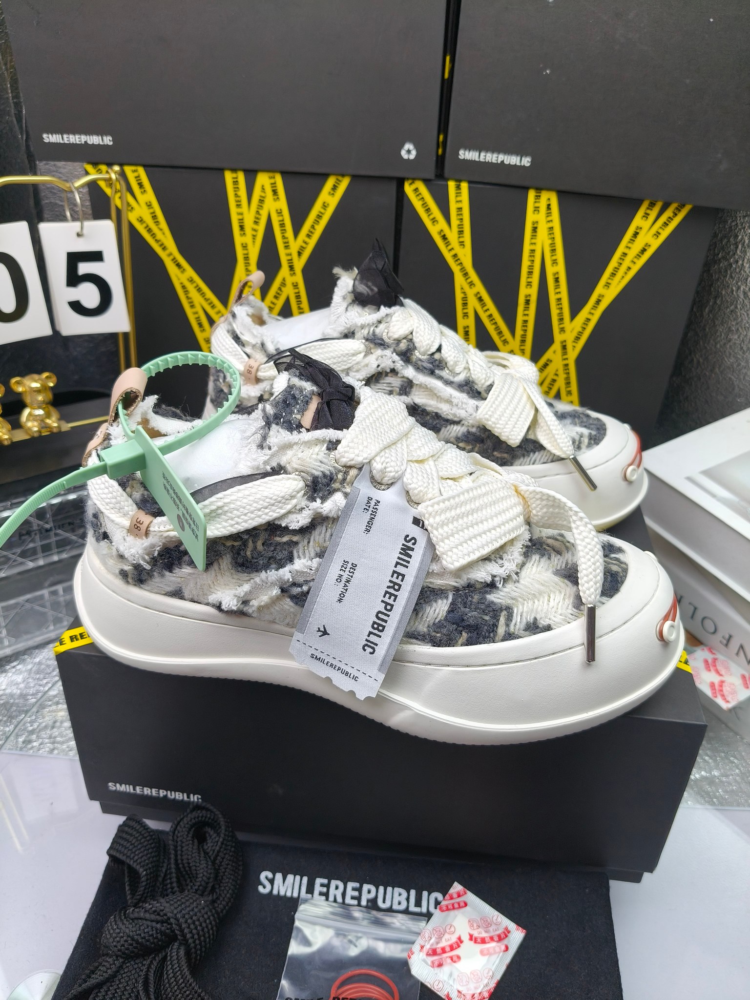 SMILEREPUBLIC 
高版本开口笑 帆布鞋 ，
出210涂鸦加20
 一款热度非常高的帆布鞋 最近各路明星网红纷纷上脚 太多综艺节目嘉宾穿SR抢镜 美学理念初春充满艺术感的搭配
 让这款 SMILEREPUBLIC帆布鞋瞬间成为春日爆款 也是明星们的心水好物 吸睛力 Max
 是什么让这双帆布鞋火速出圈 羊毛流苏的设计大胆表达了先锋潮流加上可盐可甜的 蝴蝶结让整双鞋 拥有无限搭配风格的可能性 圆钝感加宽的鞋头设计 配合灵动的鞋型与缝线 完美地达到优化脚踝线条的效果
码数：女35-40