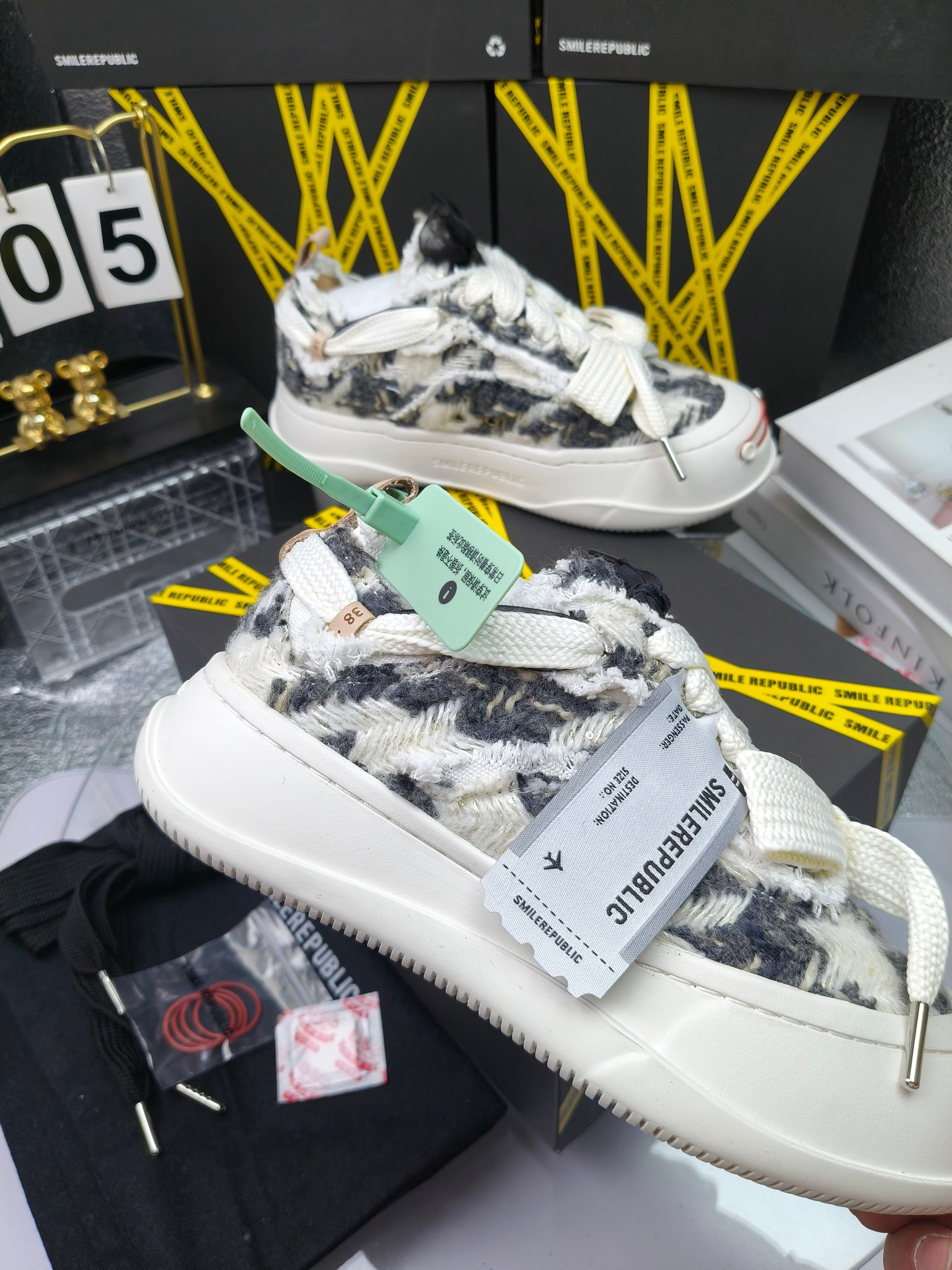 SMILEREPUBLIC 
高版本开口笑 帆布鞋 ，
出210涂鸦加20
 一款热度非常高的帆布鞋 最近各路明星网红纷纷上脚 太多综艺节目嘉宾穿SR抢镜 美学理念初春充满艺术感的搭配
 让这款 SMILEREPUBLIC帆布鞋瞬间成为春日爆款 也是明星们的心水好物 吸睛力 Max
 是什么让这双帆布鞋火速出圈 羊毛流苏的设计大胆表达了先锋潮流加上可盐可甜的 蝴蝶结让整双鞋 拥有无限搭配风格的可能性 圆钝感加宽的鞋头设计 配合灵动的鞋型与缝线 完美地达到优化脚踝线条的效果
码数：女35-40