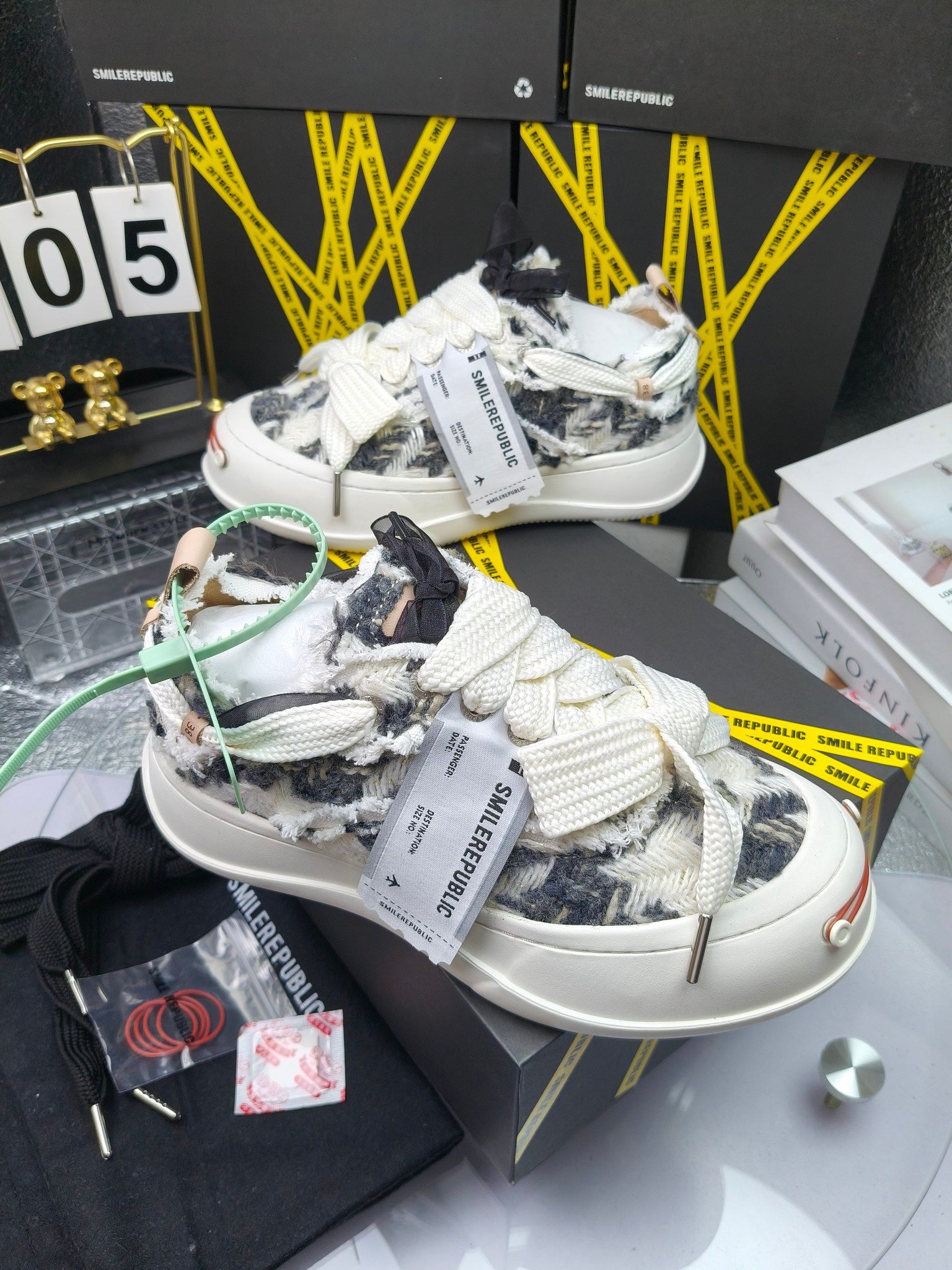 SMILEREPUBLIC 
高版本开口笑 帆布鞋 ，
出210涂鸦加20
 一款热度非常高的帆布鞋 最近各路明星网红纷纷上脚 太多综艺节目嘉宾穿SR抢镜 美学理念初春充满艺术感的搭配
 让这款 SMILEREPUBLIC帆布鞋瞬间成为春日爆款 也是明星们的心水好物 吸睛力 Max
 是什么让这双帆布鞋火速出圈 羊毛流苏的设计大胆表达了先锋潮流加上可盐可甜的 蝴蝶结让整双鞋 拥有无限搭配风格的可能性 圆钝感加宽的鞋头设计 配合灵动的鞋型与缝线 完美地达到优化脚踝线条的效果
码数：女35-40