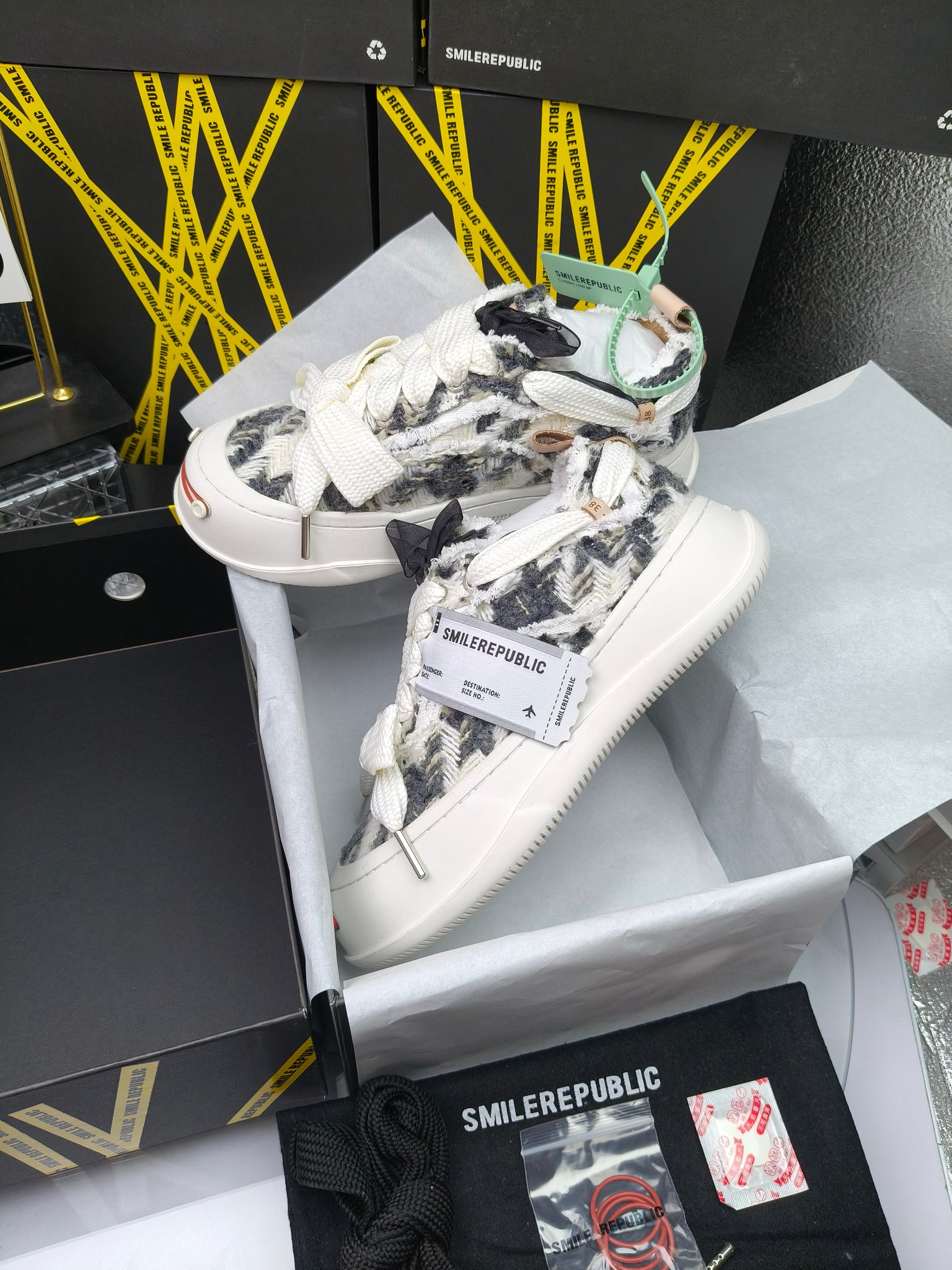 SMILEREPUBLIC 
高版本开口笑 帆布鞋 ，
出210涂鸦加20
 一款热度非常高的帆布鞋 最近各路明星网红纷纷上脚 太多综艺节目嘉宾穿SR抢镜 美学理念初春充满艺术感的搭配
 让这款 SMILEREPUBLIC帆布鞋瞬间成为春日爆款 也是明星们的心水好物 吸睛力 Max
 是什么让这双帆布鞋火速出圈 羊毛流苏的设计大胆表达了先锋潮流加上可盐可甜的 蝴蝶结让整双鞋 拥有无限搭配风格的可能性 圆钝感加宽的鞋头设计 配合灵动的鞋型与缝线 完美地达到优化脚踝线条的效果
码数：女35-40