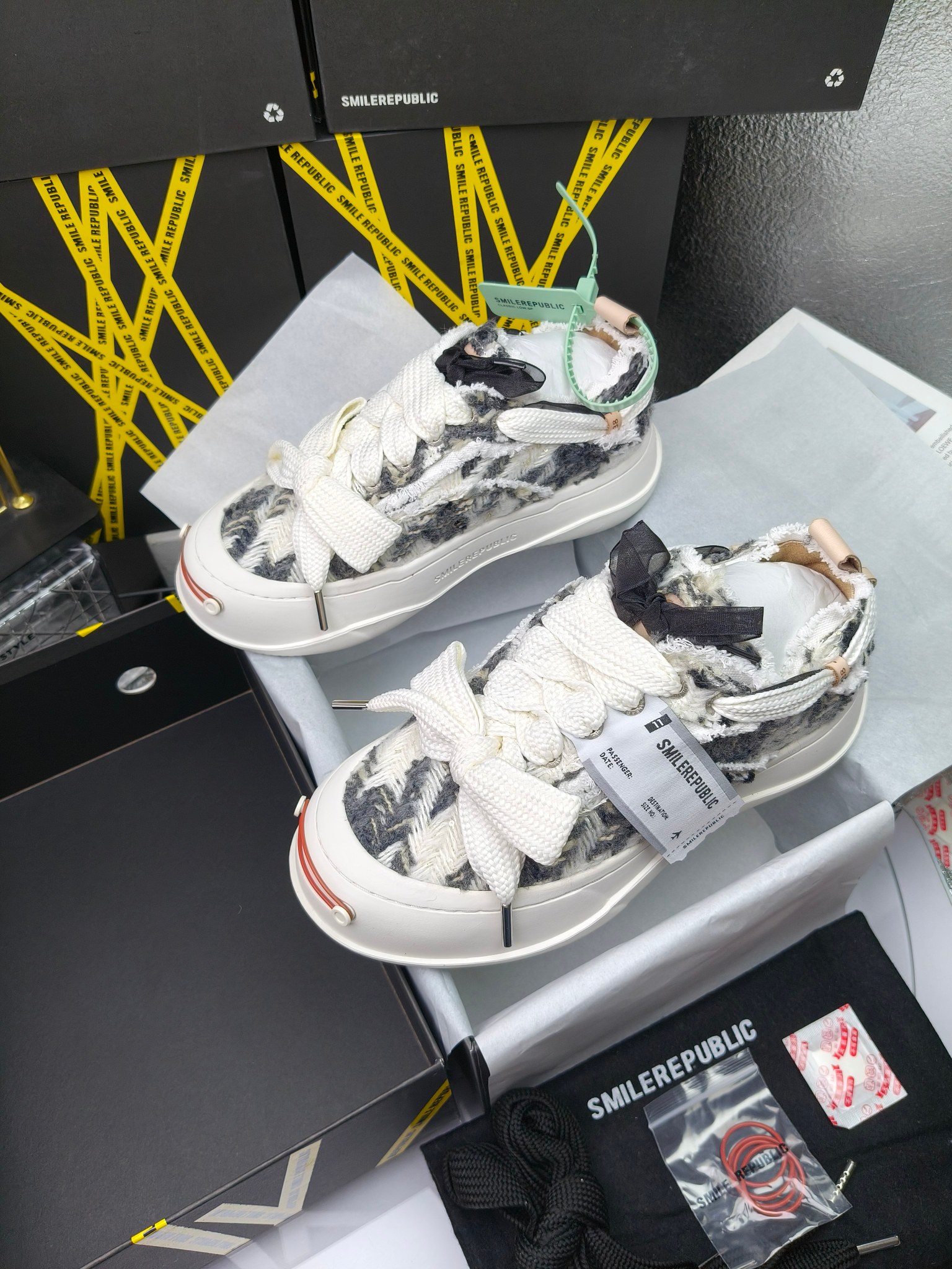 SMILEREPUBLIC 
高版本开口笑 帆布鞋 ，
出210涂鸦加20
 一款热度非常高的帆布鞋 最近各路明星网红纷纷上脚 太多综艺节目嘉宾穿SR抢镜 美学理念初春充满艺术感的搭配
 让这款 SMILEREPUBLIC帆布鞋瞬间成为春日爆款 也是明星们的心水好物 吸睛力 Max
 是什么让这双帆布鞋火速出圈 羊毛流苏的设计大胆表达了先锋潮流加上可盐可甜的 蝴蝶结让整双鞋 拥有无限搭配风格的可能性 圆钝感加宽的鞋头设计 配合灵动的鞋型与缝线 完美地达到优化脚踝线条的效果
码数：女35-40